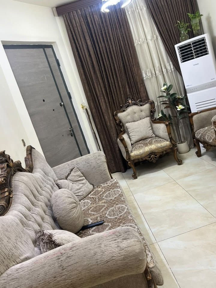 السلام عليكم عندي تخم ملكي ١٠ مقاعد نظيف صار سنتين من ماخذه رايده مليون وربع للاستفسار الاتصال على الرقم ***********
