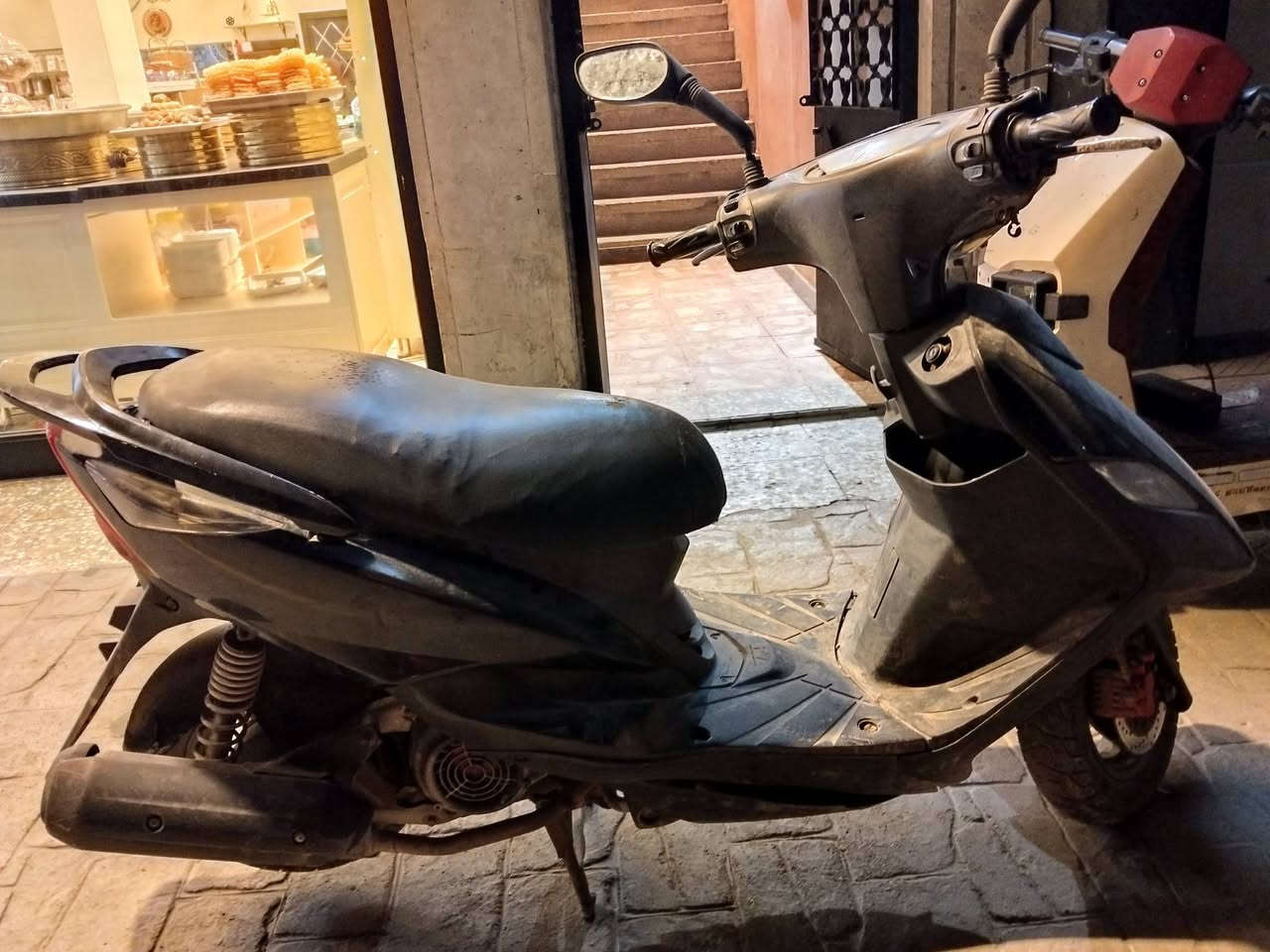 سكنز نوزل • اوراق • اسود