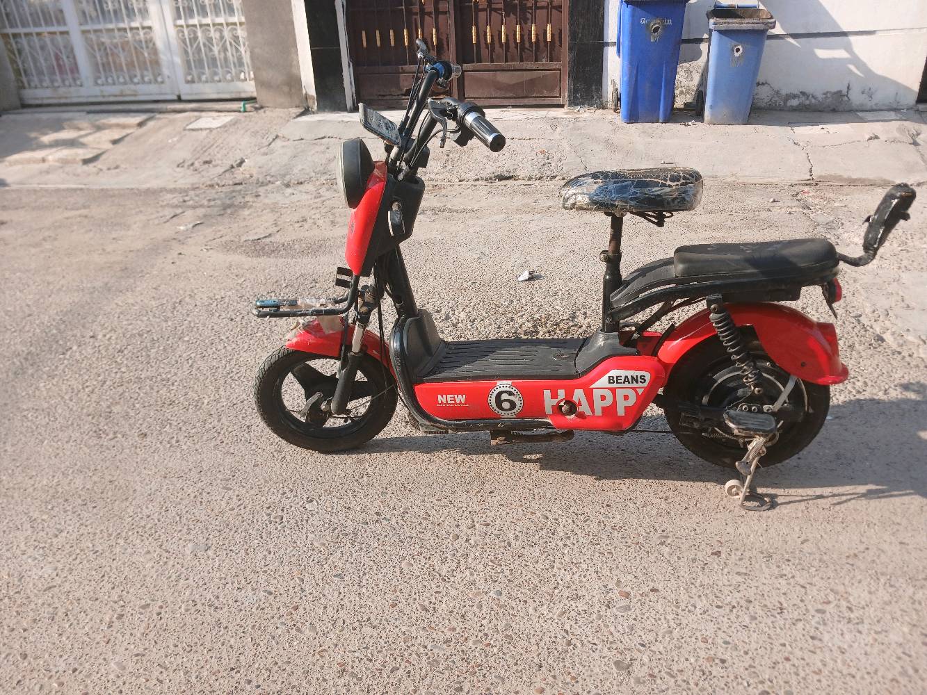 سلام عليكم دراجه شحن R6 بصمة للبيع بطاريات جديدة سرعه 48 استخدام قليل كهربائيات سليمة شاحنة جديدة فقط كشن مشكك كما مبين في الصورة السعر 130 بيهة مجال قليل تواصل واتساب او اتصال (***********)