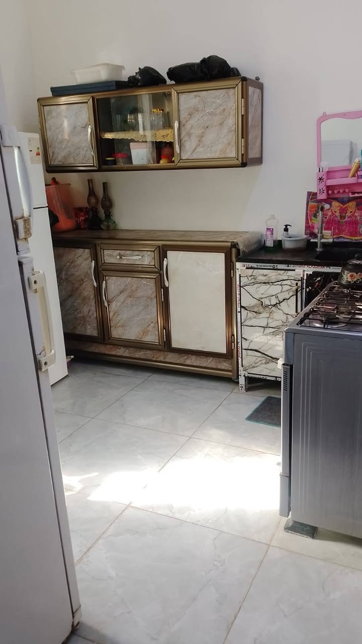 العقار للبيع مساحه 100متر مربع ركن على شارعين بحي الامين الثانيه بنزله الساده الفؤادين يحتوي على غرف نوم عدد 2 + استقبال+صاله+مطبخ+صحيات خارجه+صحيات داخليه+كراج+ غرفه فوك مخزن بناء طابوك وبلوك والسقف عكاده (السعر 75 مليون وبي مجال بسيط) ***********

