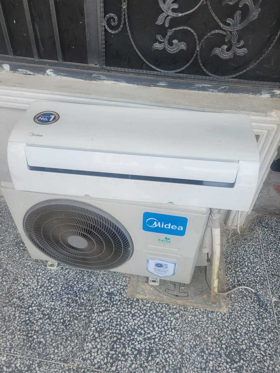 سبلت ميديا ١ طن مستخدم موسم واحد اخو الجديد شغال وكامل غازه مقفول غراضه كاملة تبريده ثلج تدفئة تبريد ب ٢٥٠ وبي مجال قليل المكان بغداد للاستفسار *********** بغداد, العراق
