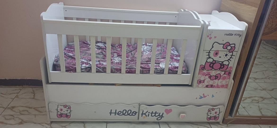 🩷+جرباية+أطفال+Hello+Kitty+للبيع+🩷
✨+جرباية+أطفال+نظيفة+ومرتبة+وبحالة+جيدة+جداً،+مناسبة+للأطفال+من+عمر+سنتين+إلى+6+سنوات.
🔹+تحتوي+على:
🗄️+3+مجرات+صغيرة
🗄️+2+مجرات+كبيرة
تصميم+جميل+ومميز+برسومات+Hello+Kitty
مناسبة+لغرفة+الأطفال+وتوفر+مساحة+جيدة+للتخزين.
✅+الجرباية+نظيفة+ولا+توجد+فيها+أضرار+أو+كسور،+فقط+يوجد+كشط+بسيط+جداً+موضح+في+الصورة،+وتم+ذكره+بكل+أمانة.
💰+السعر:+85,000+دينار+فقط
📍+المكان:+بغداد+–+الدورة+/+كفاءات+الصحة
📞+للاتصال+والاستفسار:

*********** بغداد, العراق
