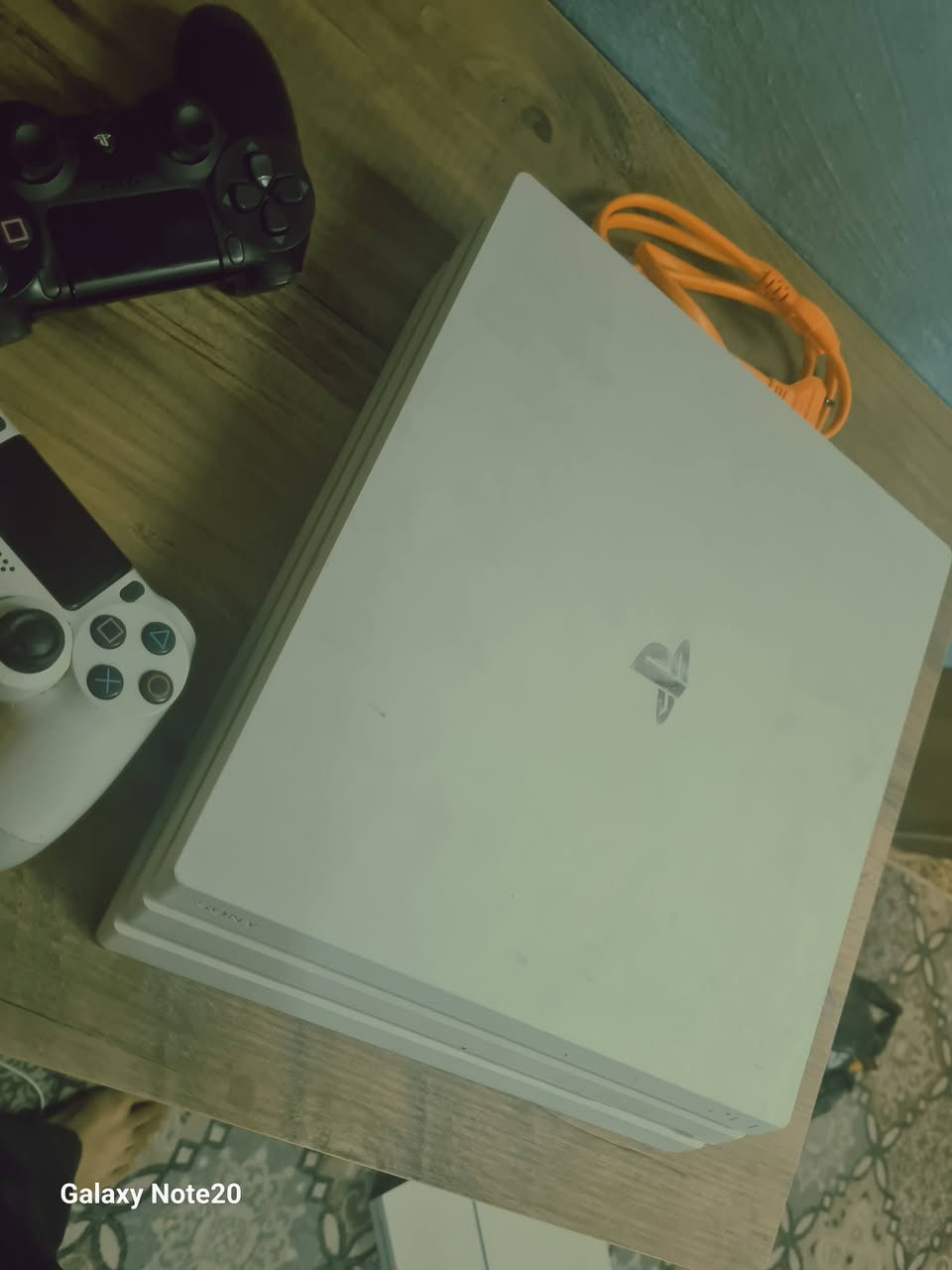 بلي ٤ بور مهكر  ابيض للبيع +هادر واحد تيره 
ملحقات كامل يدتين كيبلات كل فول✅️

نص تيره العاب بي ٣ العاب ١ مافيه محسنه 

 رداد ردمشن ٢ gta5

نضام ١٣.٥٢ [ مهكر ] سعره 325 ويا توصيل الي مكان بل عراق 

رقمي ***********

نص مكتوب في الصور:
- Galaxy Note20