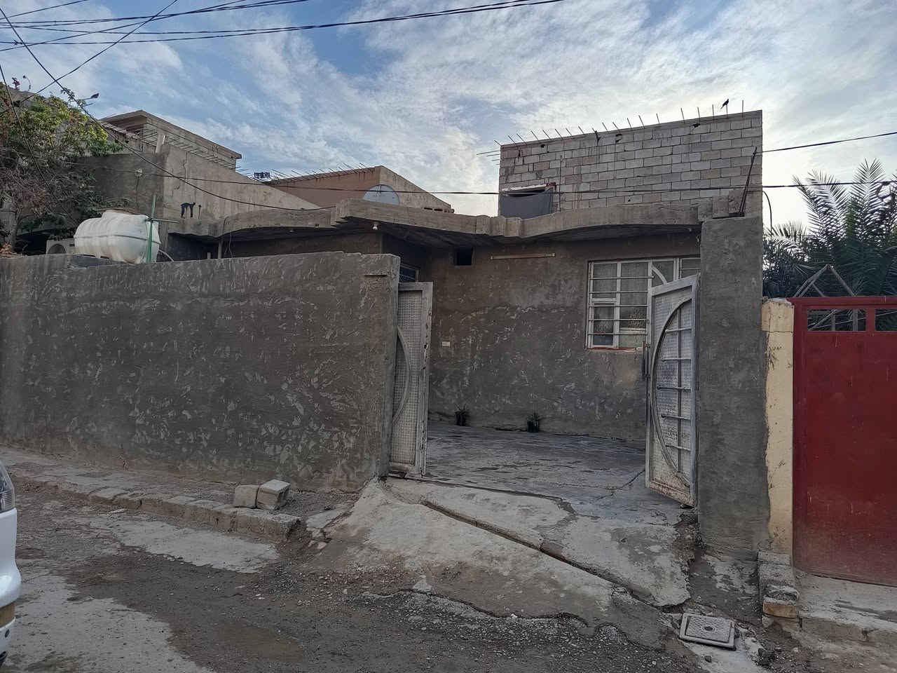 دار للبيع 200م طابق واحد بناء حديث طابو زراعي سند 25 مكاتبه ووكاله تستلم الخدمات ماء وكهرباء وتبليط وخط مولد ومجاري ومدارس ابتدائي وثانوي يتكون من استقبال وغرفتين نوم وصاله نقص سقوف ثانوية ومطبخ نقص سراميك جدران وصحيات داخليه وخارجية وبيتونه وكراج بعقوبة ام العضام مقابل صناعة سلوان 20م عن الشارع العام السعر 115مليون وقابل للتفاوض تفاصيل اكثر داخل الفيديو للاستفسار خاص او ***********
