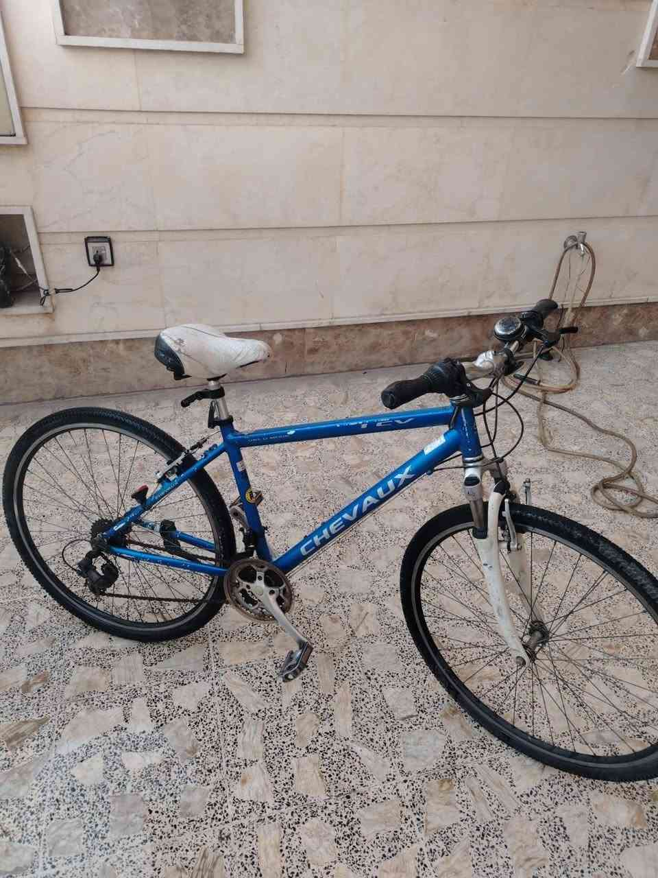 بايك من ماركه CHEVAUX(شيفوكس) الفرنسيه العالميه
بايك جديد الله شاهد مابي اي نقص كامل مكمل معدن الالمنيوم خفيف الوزن بايسكل خفيف ريشه وسياقته حلوه وسلسه بايسكل سستم شيمانو وكله ختم واحد فريم عالي بريكات امامي خلفي شغاله وبلاديه مكاني بغداد السيديه 

***********
