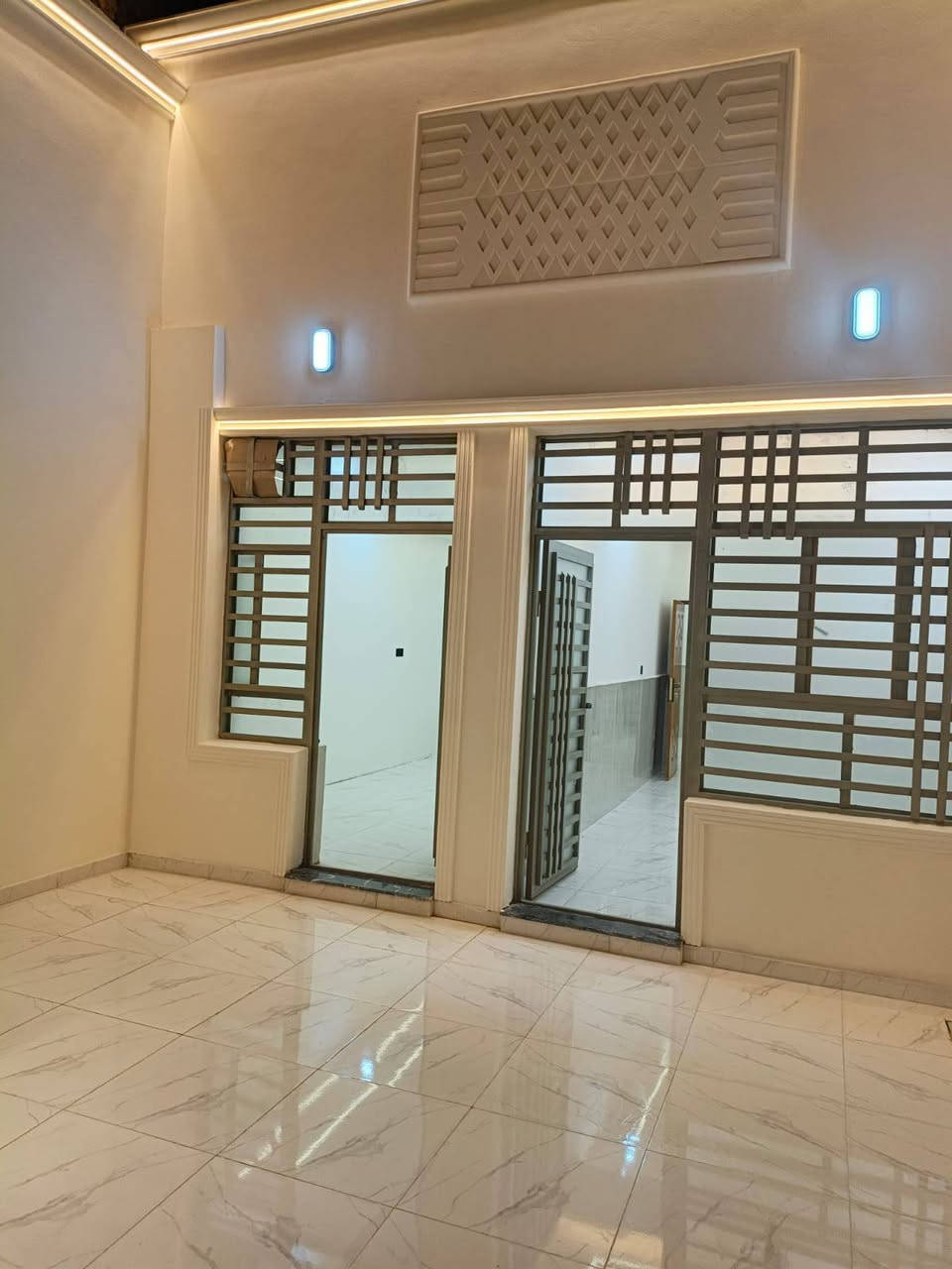 🏡  دار للبيع – حي الجمعية
📍 الموقع: حي الجمعية، قرب المستوصف خلف مركز الصحي وقرب شارع الوائلي

📐 المساحة: 120 م²
📏 الواجهة: 6 م
📏 النزال: 20 م

🔹 مواصفات العقار:

- طابق واحد.
- الطابق الأرضي: غرفة، صالة، استقبال، مطبخ، وصحيات داخليه و خارجيه.
- البناء صب كونكريت ونظيف.
- شارع بعرض 15 م، مبلط ومقرنص.
- البيت فارغ وجاهز للتسليم.
- البيت جبس بورد واناره بورفاير 

الاستفسار 
***********📞
