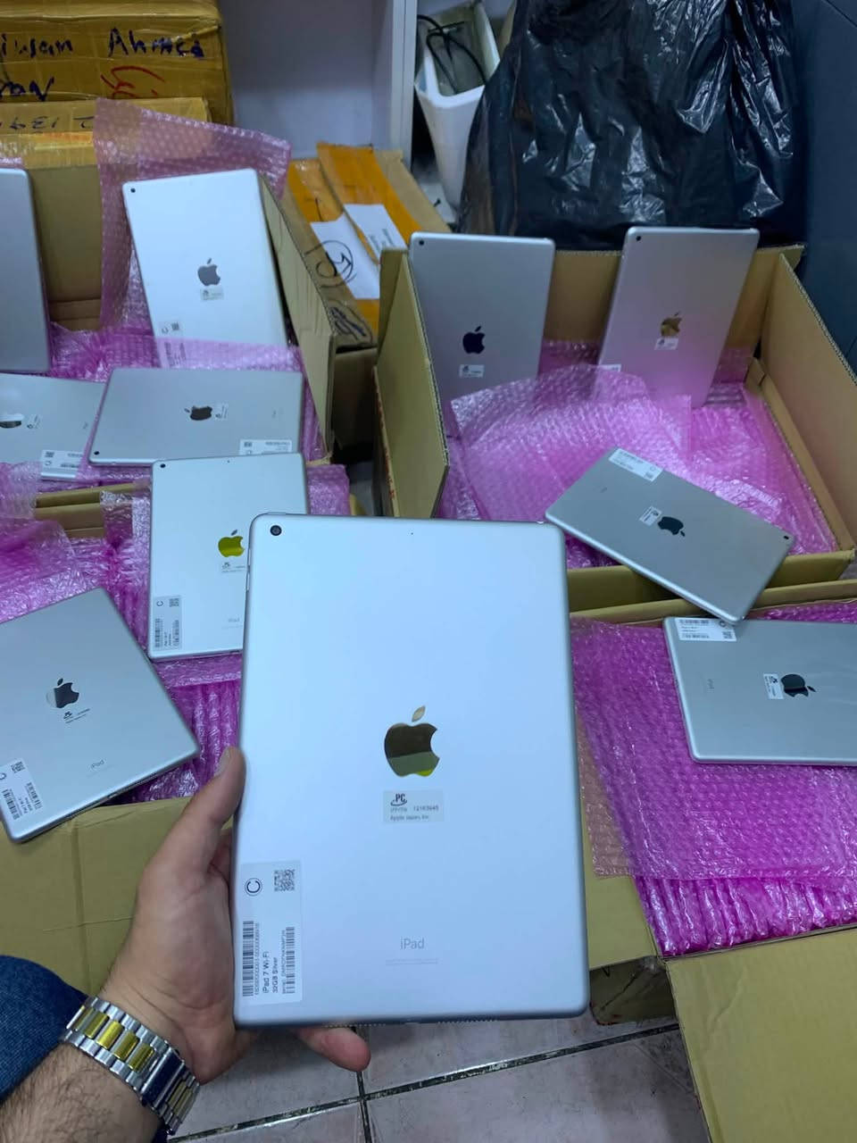 السلام علیك ئازیزانی مووبایلی مریوان📱📲
کردي | عربي🇮🇶

السلام علیك 📱

🍎 iPad 7 (2019) | 32GB | Wi-Fi

🔥 آيباد Apple بسعر مناسب جداً!
🔋 صحة البطارية 84% وتشتغل بصورة ممتازة.

📱 المواصفات:
✅ شاشة 10.2 إنچ Retina
✅ معالج Apple A10 Fusion
✅ ذاكرة 32GB
✅ كاميرا خلفية 8MP
✅ كاميرا أمامية 1.2MP
✅ بصمة Touch ID
✅ يدعم iPadOS 18

🎮 يناسب:
✔ PUBG Mobile
✔ YouTube و Netflix
✔ الدراسة والأونلاين
✔ Office والاستخدام اليومي

🛡️ ضمان 20 يوم
وإذا صار أي عطل، الاستبدال موجود.

📦 بيع بالجملة والمفرد
💰 أسعار خاصة لأصحاب المحلات والتجار.

💰 السعر مع التوصيل: 130,000 دينار فقط

📩 راسلنا حتى تعرف سعر اليوم، والكمية محدودة.

السليمانية – داخل سوق دارسوتاو، فرع محلات العطور، محل 
موبايلات مريوان📱

whats App 📲: *********** , ***********

#iraq #iPad7 #Apple #iPad #Tablet #32GB #WiFi #Kurdistan #Hawler #Slemani #Duhok #iPadSale #AppleStore #جوملە #موفرەد
