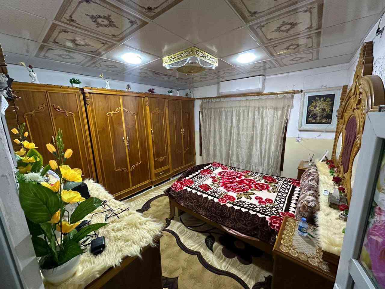 للبيع بيت طابو باسمي 200متر حي النداء مقابل جامع السلام بناءقديم مرمم ارضه بور سلين وسقوف ثانويه وعالي من الشارع وحاليا مؤجر 300ألف السعر 125وبي مجال للتواصل ***********@

