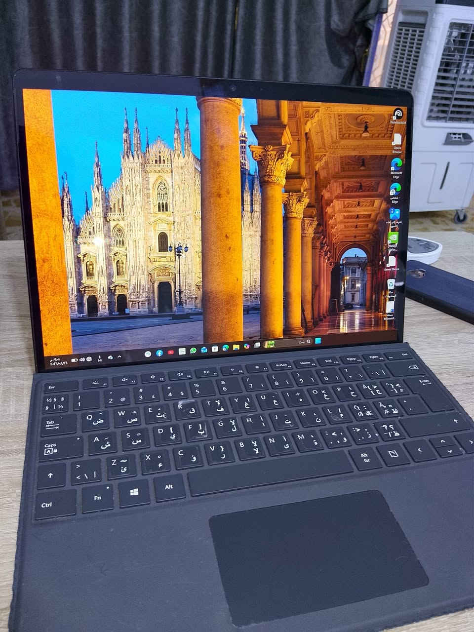 للبيع أو مراوس بليلفون  Surface Pro X بحالة ممتازة جداً – جهاز راقٍ ومتكامل
🔹 المعالج: Microsoft SQ1 بسرعة 3.0GHz
🔹 الرام: 8GB
🔹 التخزين الداخلي: 128GB SSD
🔹 شاشة لمس عالية الدقة بحواف نحيفة وتصميم أنيق
🔹 يعمل كلابتوب أو تابلت (2 في 1)
🔹 بطارية بحالة جيدة جداً (85%)
🔹 نظام Windows أصلي ومحدث

المميزات:
✅ يدعم شريحة SIM للإنترنت في أي مكان
✅ بصمة وجه Windows Hello لفتح الجهاز بسرعة وأمان
✅ شاشة لمس تدعم القلم والكتابة والرسم
✅ تصميم فخم وخفيف الوزن وسهل الحمل
✅ كاميرات أمامية وخلفية عالية الجودة
✅ سماعات ستيريو بصوت نقي وواضح
✅ منافذ USB-C حديثة للشحن ونقل البيانات
✅ مناسب للدراسة والعمل والاجتماعات الأونلاين والتصفح
✅ يدعم الاتصال اللاسلكي السريع Wi-Fi وBluetooth

الملحقات المرفقة:
✔️ كيبورد
✔️ قلم خارجي
✔️ ستاند
✔️ فلاش Type-C وجهين
✔️ ذاكرة خارجية 64GB
✔️ شاحن 65 واط

الجهاز نظيف جداً ومحافظ عليه، جاهز للاستخدام مباشرة، ومن الأجهزة المميزة التي تجمع بين قوة اللابتوب ومرونة التابلت مع إمكانية استخدام شريحة الإنترنت.

*********** للاستفسار
