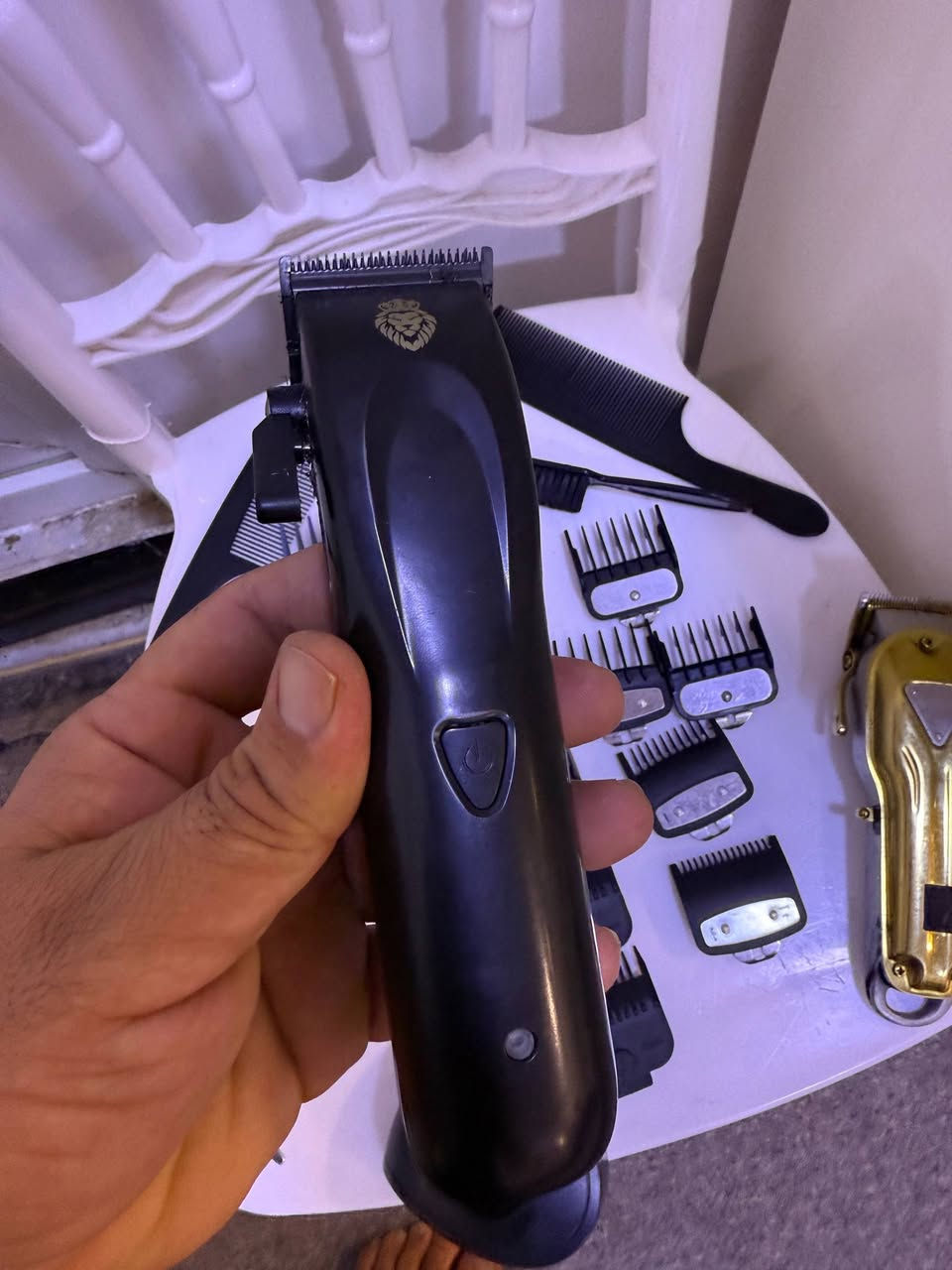 ماكينة حلاقة من ماركة فيراري جديدة استعمال قليل نظيفة مال تعزيلة محل مع كافة ملحقاتها + مستلزمات حلاقة مشاط وكل النمط ومقص تشفير وكلشي موجود بالصور المرفقة بالاضافة الى ماكنة حلاقة VGR  بسعر ٧٥ وبي مجال قليل  تلفون ***********

