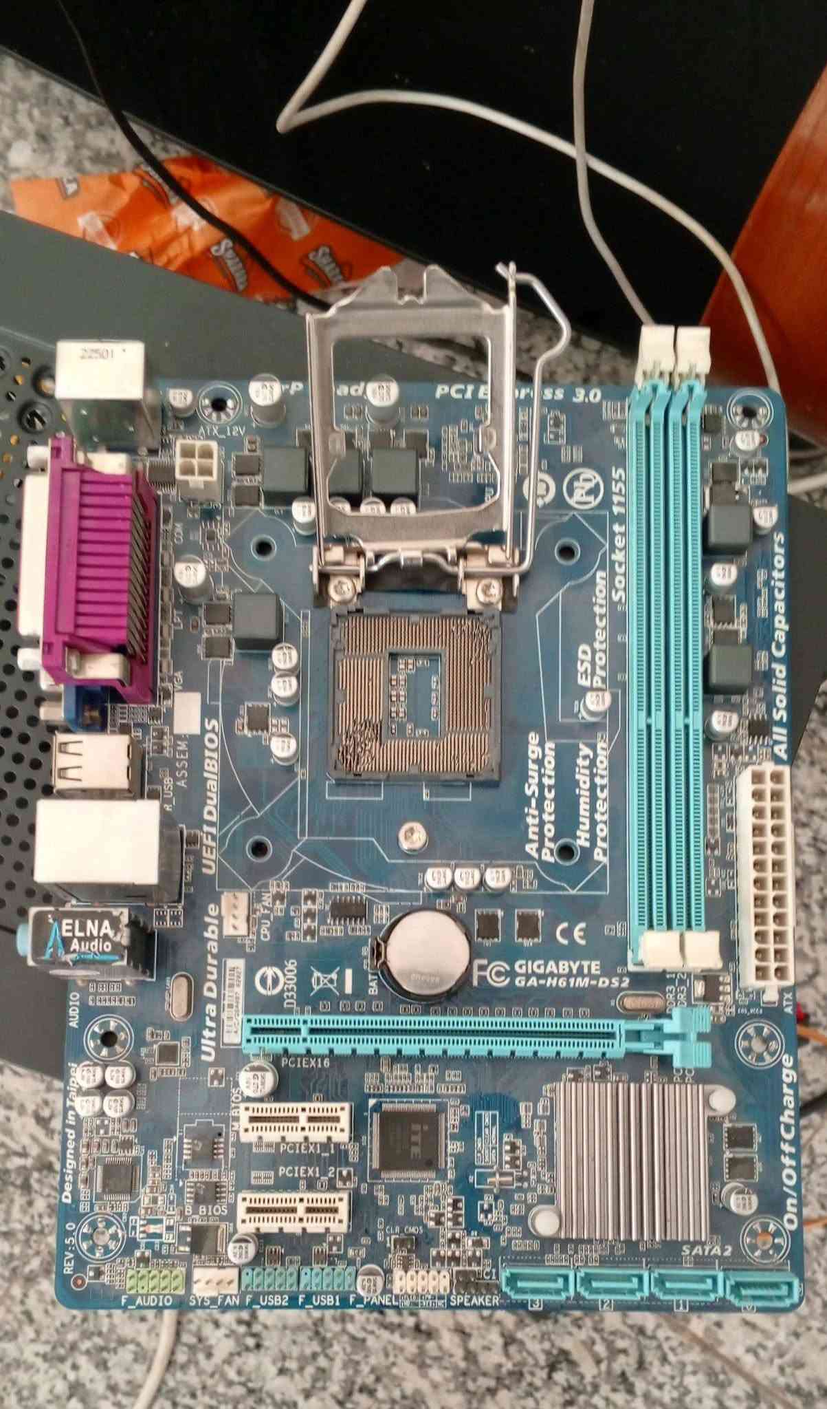 غراض حاسبة قطع للبيع 
رام 4 غيغا ddr3 قطعتين المجموع 8 غيغا السعر 15 لثنيناتهم

معالج i5 3470 شغال عالفحص بي شوية اعتقد وصخ أو بنات مو زينة السعر 20

هارد 1 تيرا HDD شغال  السعر 30

بورد h61 للبيع فحم (بسبب السوكت مال CPU) السعر 10

المكان بغداد السيدية ماعندي توصيل رقمي ***********

