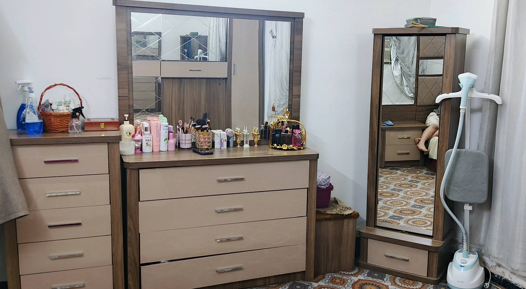 غرفه نوم تركي باب اول السعر 650
ميز طعام تركي خشب 6 كراسي 150
طباخ مصري فريش باب اول 225
طبلات جام كبيره 4 صغار 65
جهاز تكبيس بثوث 15
بغداد حي الإعلام 
***********
واتساب
