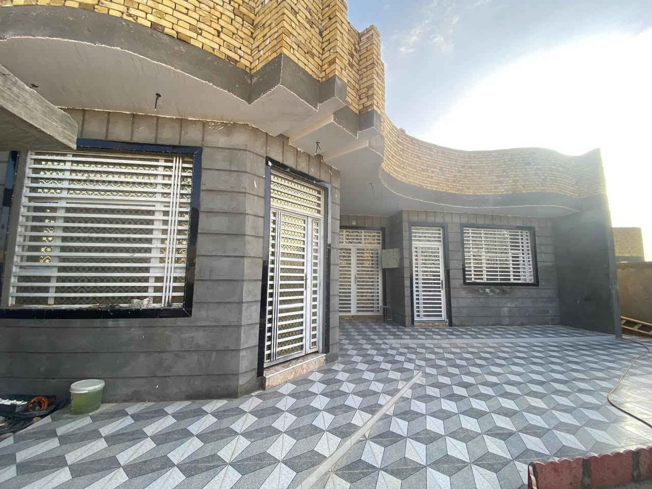 السلام عليكم بيت البيع مساحه 400قرب حسينه سيد جاسم البيت طابقين الطابق العلوي هيكل يتكون من ثلاث غرف خمسه ب خمسه متر وصاله خمسة ب عشره متر وصحيات داخليه ثنين ب ربعه متر مطبخ خمسه ب خمسه متر وستقبال خمسه ب تسعه متر وطرمه 100متر البناء حديث ودرجه اولهلاتصال علا الرقم. ***********
