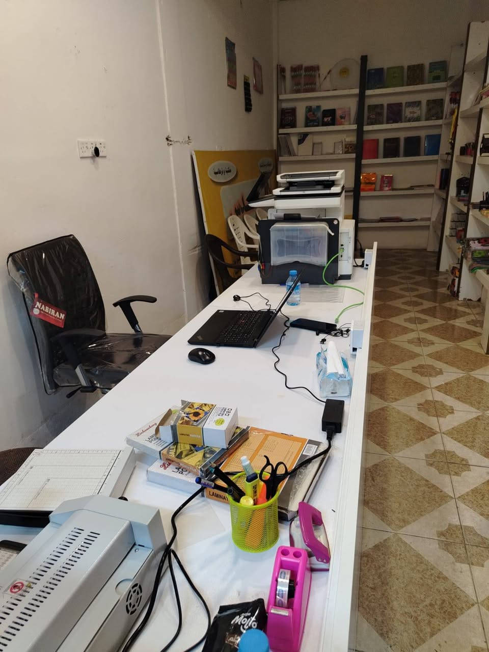 السلام عليكم ورحمة الله
مكتبة كاملة و جاهزة للبيع شلع 
محتويات 
جهاز Hp568 نظيف جدا
لابتوب I5 gth 8 256ssd لينوفو
قرطاسية
مبردة + هيتر
كابسة حرارية 
انترت ضوئي و ملحقاته
ايجار المحل ٧٥ الف بالشهر
مكان المحل روناكي شايدبن محطة شورجة مقابل روضة السند
سعر المحل ( ٢,٥٠٠,٠٠٠) مليونين و نص
للتواصل 
***********
***********
