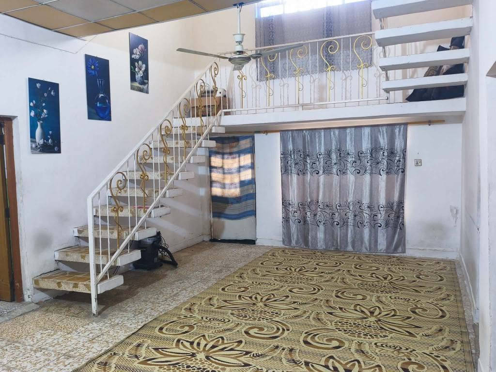 دار للبيع حي ميسان طابو صرف قريب جدا على شارع البوريات منطقة 22 مساحة 150 متر يحتوي على غرفتين وصاله ومكشوفات عدد2 صحيات عدد2 ومطبخ وغرفة فوك عايزة لبخ بورك وكاشي سقف شيلمان نظيف موبايل *********** ملاحظه يرهم مراوس
