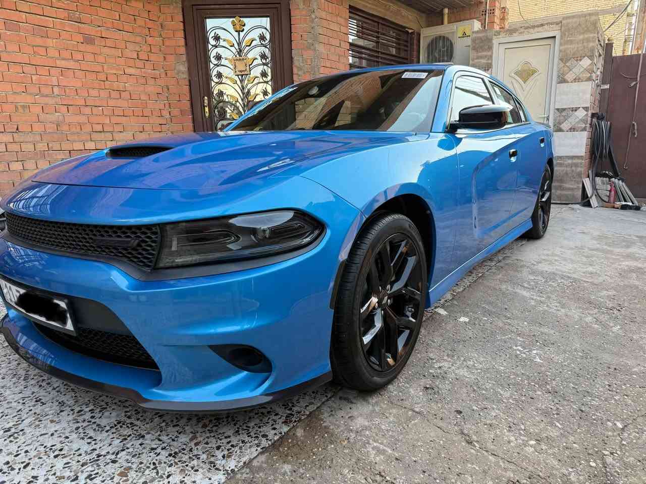 جارجر  GT PLUS . وكالة هارلم
الموديل : 2023 . (خليجي) . مكفوله من صبغ 
المحرك : V6 3.6
العداد : 6 الألف . (زيرو) . 
الضمان : 3 سنوات او 60 الف كيلو متر . 
السعر : 340$ ورقه
رقم بغداد باسمي 
المواصفات :
* نسخة  GT PLUS
* نقطة عمياء . 
* حساسات خلفية . 
* رادار أمامي مع مانع تصادم.
رادار جانبي 360 درجه 
* شاشه كبيرة مع نظام ملاحة نفكيشن GPS .
* سستم صوت الپاين مع سماعات پريميوم .
* ويل قياس 20 انج . 
* مصابيح امامية زنون . 
* كشافات الضباب زنون . 
* فتحت سقف (سلايد) . 
* مقاعد رياضية من الجلد الفاخر . 
* مقاعد أمامية كهربائية عدد 2 . 
* ذاكرة لحفظ وضعيات الجلوس (ميموري) . 
* مقاعد أمامية تبريد وتدفئة . 
* مقاعد خلفية تدفئة . 
* تشغيل عن بعد . 
* ستيرن كهربائي . 
* تدفئة ستيرن . 
* محدد سرعة . 
* تلفون بلوتوث . 
* كاميرا خلفية .
* مرايا متحسسة للاضاءة العالية .
* كير شفتر بالستيرن . 
* دخول ذكي (بصمة) .
مكان السياره بغداد 
اتصال على رقم ***********
