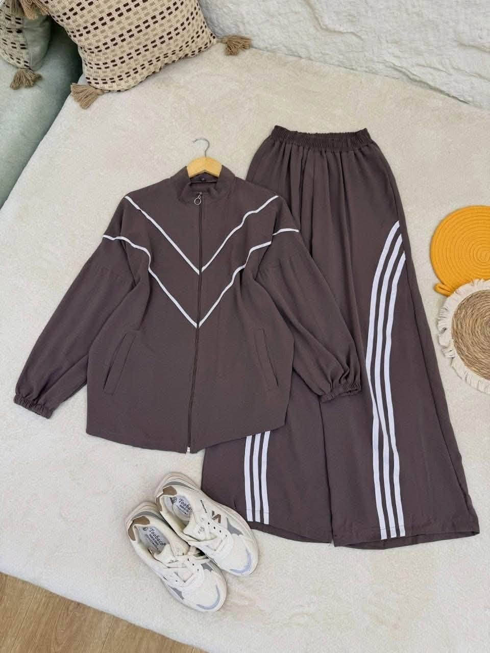 سوت طالعه 💕💕
خامه قطعه اذا مو نفس صوره ترجع💕💕
القياسات
. رقم ( 1 ) يلبس 38 _ 40 
. رقم ( 2 ) يلبس 42 _ 44
. رقم ( 3 ) يلبس 46 _ 48
لحجز والاستفسار ع وتساب ***********
توصيل بغداد محافظات ب5000 
توصيل بسمايه 1000
