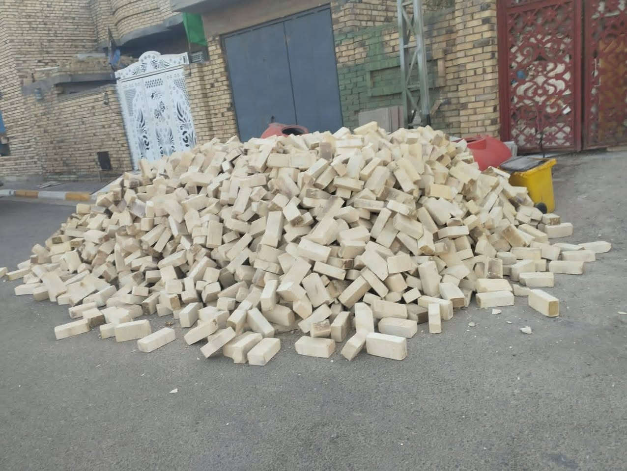 السلام عليكم يتوفر طابوق العدد 8000 و 4000 اتصال ع الرقم ***********
