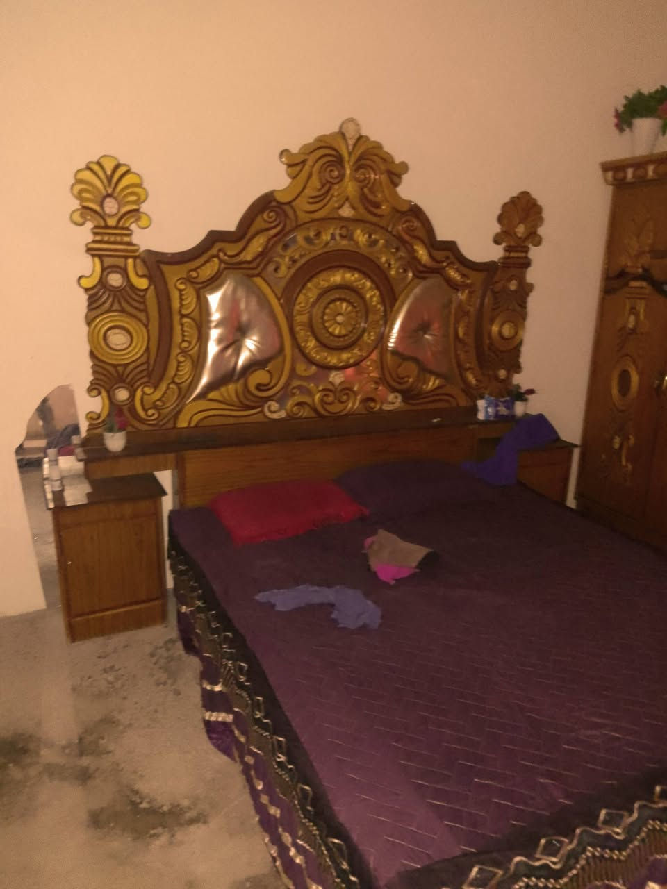 غرفه نوم للبيع المكان الكاطون الرازي وره المشروع رقم الهاتف *********** سعر350وبيها مجال
