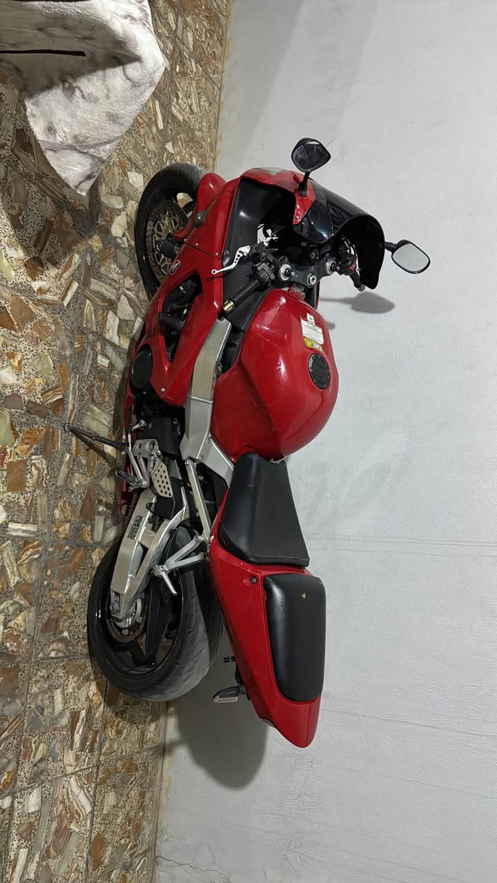 السلام عليكم 
Honda CBR900RR
الدراجة نضيفة ومسويلها ادامة كاملة 
محرك ٤ سلندر 
عليها اكزوز رياضي 
سرعة ٣٠٠
الدراجة فقط مغيرين لونها احمر وياها اوراقها 
السعر ١٧ ورقة وبيها مجال 
تواصل ***********
