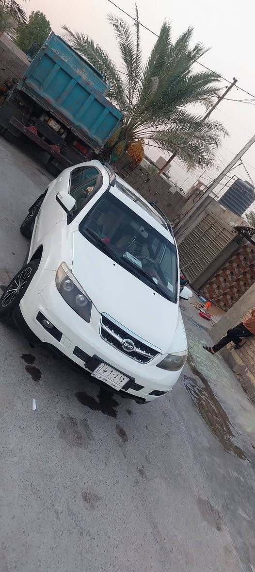 سلام عليكم 
BYD S6 للبيع موديل2013 
محرك مستبوشي بلادي 2400 سحب أمامي السياره كفاله عامه شرط الفحص بيها فتحه سقف تخم صاير 5راكب شاشه بلادي السبير ما نازل كامره خلفي وكامره جانبيه 
الاستفسار على الأرقام الاتيه ***********
السعر 95وبيها مجال
