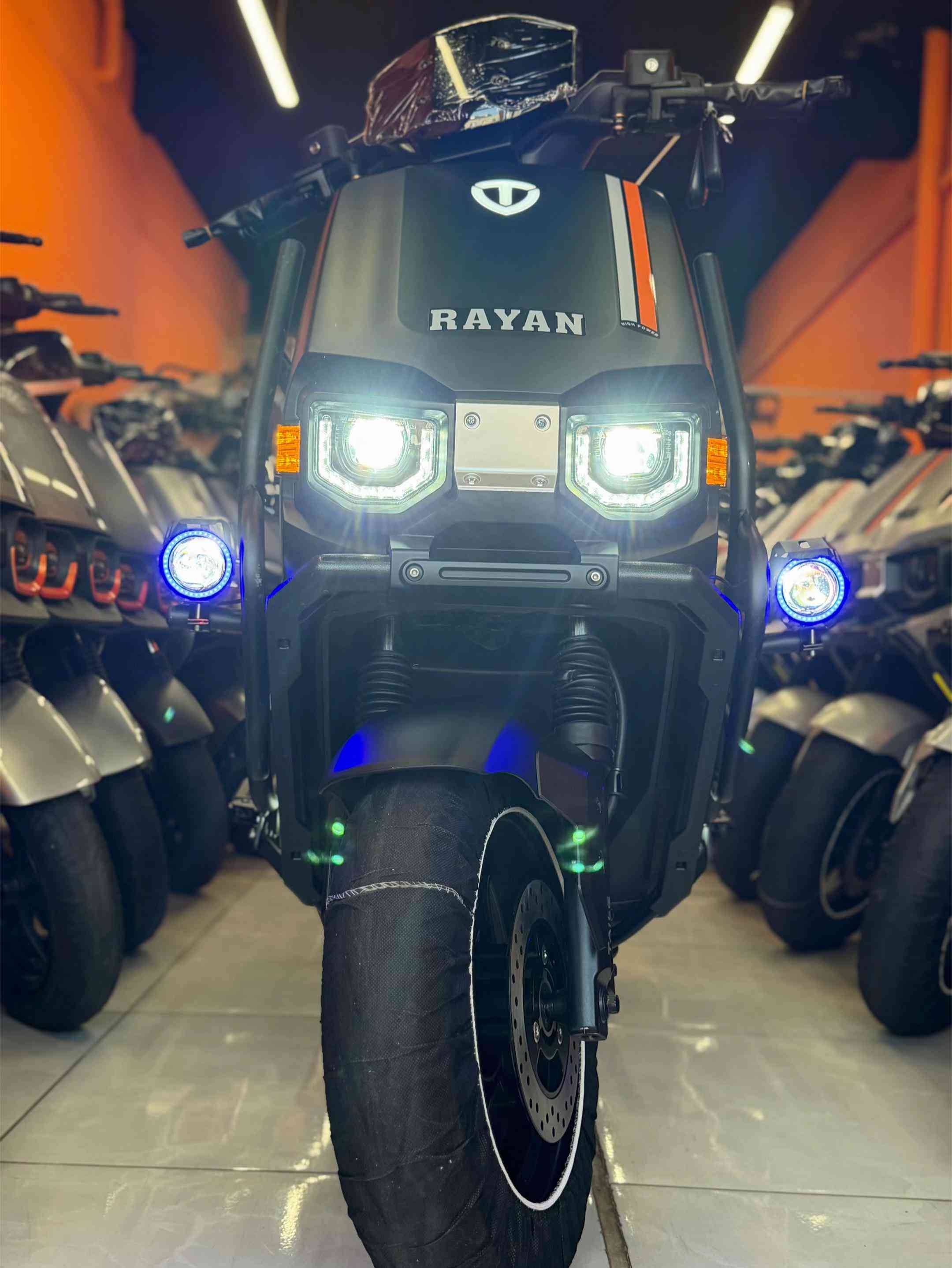 ⚡ المحرك: 2000 واط * 🔋 البطاريات: 6 بطاريات حجم كبير «مسطرة» * 🏎️ السرعة: تصل إلى 80 كم/س * 📍 المسافة: تصل إلى 80 كم * ↩️ رجوع للخلف: نعم * 🔒 مثبت سرعة: نعم * 🛑 البريكات: هيدروليك أمامي وخلفي * 🛡️ التصميم: مدرّع وقوي الكاظميه - شارع النواب ***********
