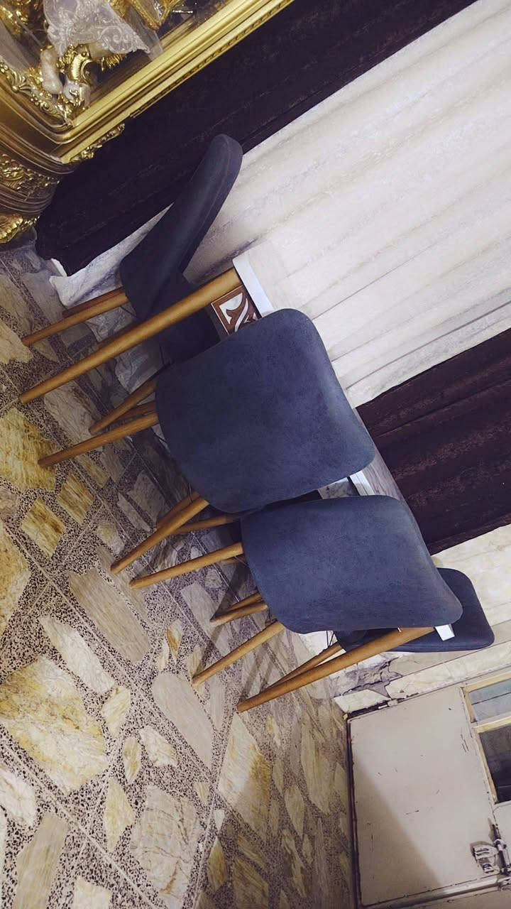 تخم تركي مودرن سبرنك طبي قماش وتر بروف اخو الجديد 8 مقاعد مع ميز طعام يتكبر ويزغر اربع كراسي نفس شكل التخم سيت كامل للاستفسار ***********
