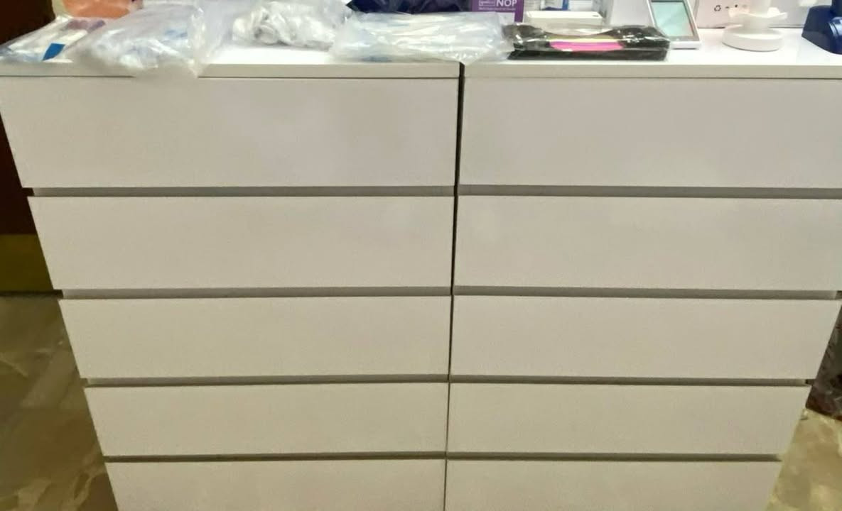 السلام عليكم
عيادة اسنان جديدة كامله للبيع
كرسي اسنان نظيف جداً موضح بالصور
سكيلر
شاشه عرض مع كاميرا جديده
جهاز تبييض اسنان جديد 
لايت كيور lingchen
هاند بيس + تورباين جديد
كمبريسر طبي مغلون جديد
اوتوكليف كلاس B  runda جديد ( ضمان سنه) winway
بورتبل اكس راي جديد ريفان( ضمان سنه )
كاونتر طبي عدد 2
ابكس لوكيتر جديد
اندو موتر جديد lingchen
كت قلع
كت حشوات
مواد حشوات ( باند +اسد + بوند + كمبوزت )
مواد دسبوزبل كامله
كلشي بالعياده جديد ونظيف
البيع شرط الفحص
مكان العياده بغداد الكرخ
السعر خاص
للتواصل 
***********

