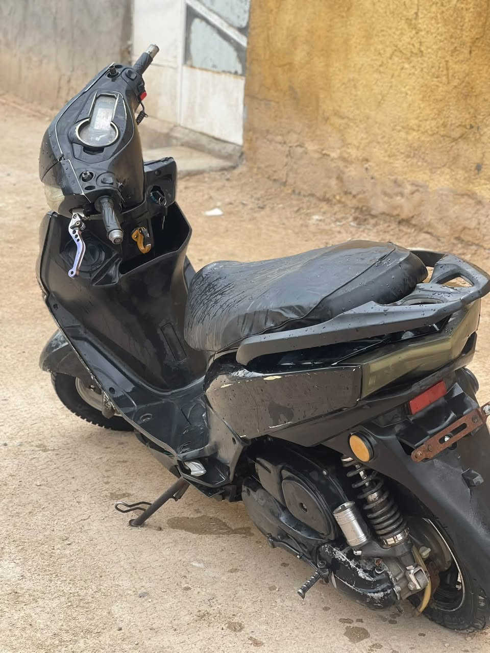 سلام عليكم سكنس ياباني دراجه فول شلعه ومعدل  مابيها نقص دراجه حلوه وجاهزه كهربائيات شغاله سعر 250وبيها مجال حك الجيه مكان كربلاء ***********

