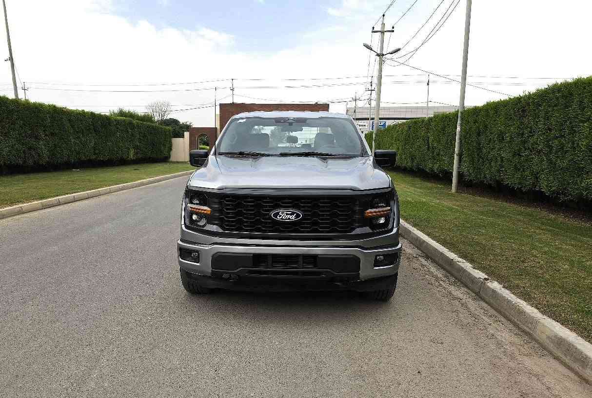 F150 STX • ٢٠٢٥ • تيتانيوم