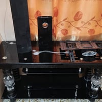 ميز خشب • تفاصيل زجاجية • نظيف