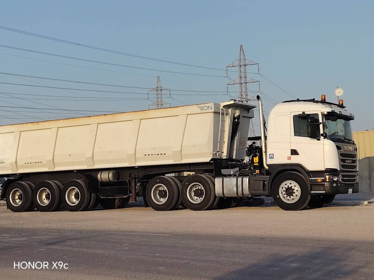 البيع شيراوي الفين15 كير عادي مكينه 460G سياره جديده بمعنى الكلمة كفال عامه  طخم تاير راس و عربانه باوان الفين 2018 منفيس ***********

نص مكتوب في الصور:
- HONOR X9c