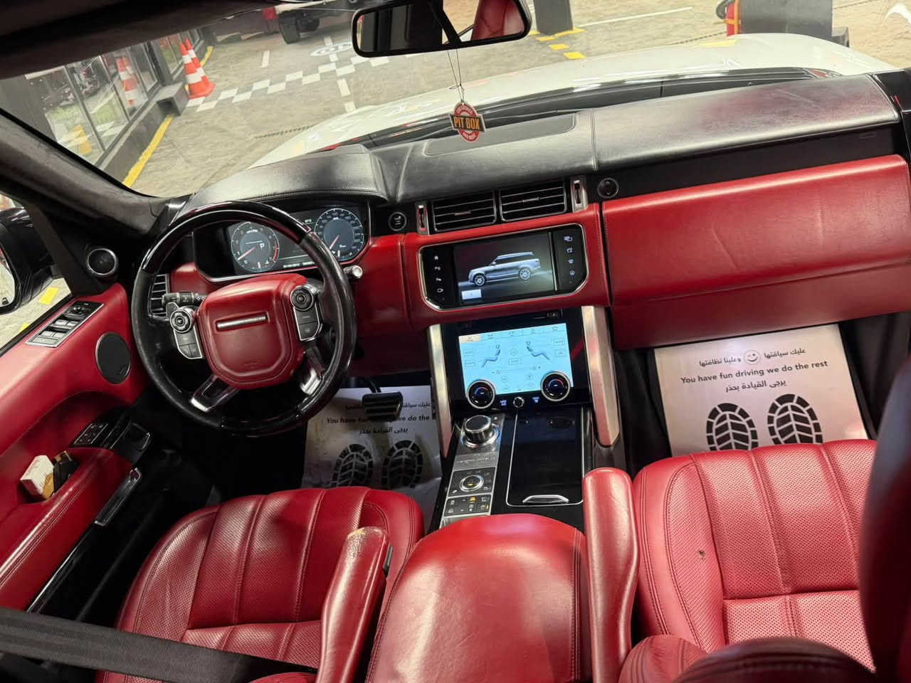 العنوان: للبيع ملكة الفخامة البريطانية.. رانج روفر فوچ Autobiography 2016 (VIP الملكية) - خليجي سردار
الأداء والقوة (القلب النابض):
المحرك: الوحش البريطاني V8 Supercharged.. عنوان للقوة والأداء العالي .
ناقل الحركة: 8 سرعات مع شفتات رياضية خلف الستيرن، لتجربة قيادة ملكية تجمع بين النعومة والقوة المطلقة.
المسافة المقطوعة: 100 ألف كم فقط (إدامة شاملة وكاملة مابيها اي نقص).
المنشأ: وارد وكالة سردار - بغداد (أعلى فئة مواصفات Autobiography vip).
السونار موجود وبي تفاصيل كاملة
المحرك والكير مفتوح سيرفس يم الشركة وما بيهن اي مشكلة مجرد سوبر وبطالة تبديل وما يكلفن 700$ 
اللون: أبيض ملكي (تو كلر) مع قمارة سوداء أصلية.
المقصورة والرفاهية (VIP الكاملة)
نظام المساج: نظام مساج ملكي لجميع المقاعد (أمامية وخلفية).
نظام المقاعد: كشنات منفصلة خلفية (Individual VIP Seats) بوضعية استرخاء ملكية.
التحكم والخزن: جميع الكشنات (أمامية وخلفية) كهرباء بالكامل مع نظام ذاكرة خزن (Memory) لكل المقاعد.
الراحة: نظام تبريد وتدفئة لجميع المقاعد (أمامية وخلفية).
الديزاين: داخل جلد أحمر (كامل) فائق النعومة + سقف (شاموا/كنتارا) أسود أصلي بحالة المصنع.
التبريد: ثلاجتين منفصلة (ثلاجة أمامية + ثلاجة خلفية للركاب).
الأنظمة الذكية والتكنولوجيا:
أنظمة القيادة: نظام النقطة العمياء (Blind Spot) + حساسات أمامية وخلفية كاملة.
الإضافات الخارجية: مري شفط (طي آلي)، أبواب شفط، وصندوق كهرباء.
الرؤية: داتا شو (HUD) عرض المعلومات على الجامة، وكاميرات محيطية 360 درجة.
التحكم: ستيرن كهرباء (فول تحكم) مع نظام صوتي Meridian المحيطي.
الملحقات: غراض الشركة والعدة كاملة وموجودة بالسيارة.
التفاصيل المالية والموقع:
السعر: 29,000$ (290 ورقة) وبيها مجال طيب للشراي.

***********
