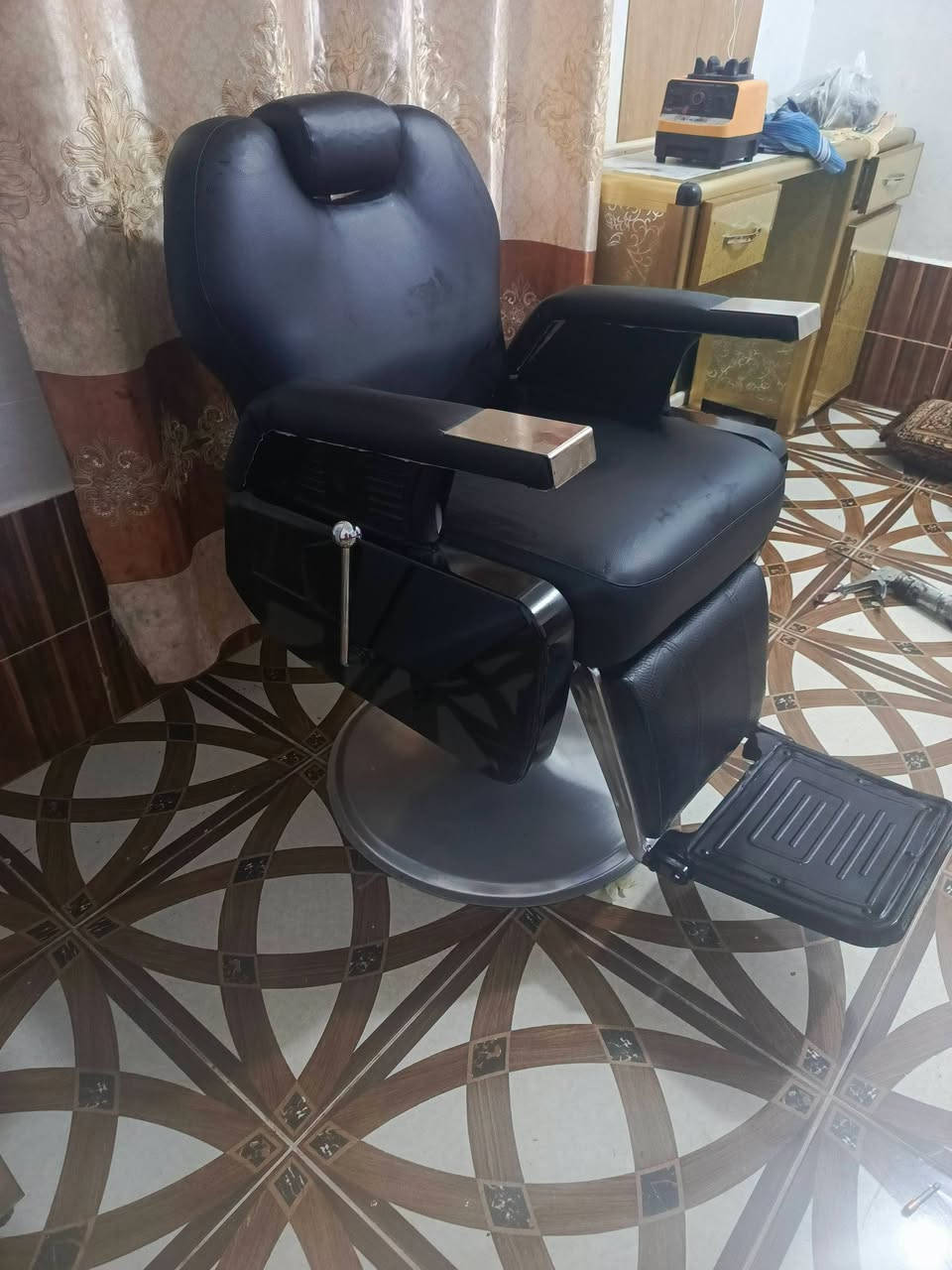 كرسي 💺 حلاقة  كلش انضاف شغال  اخو الجديد شبح 👻 العنوان الانبار القائم التواصل ع وتساب  او رقم 📱 ***********
