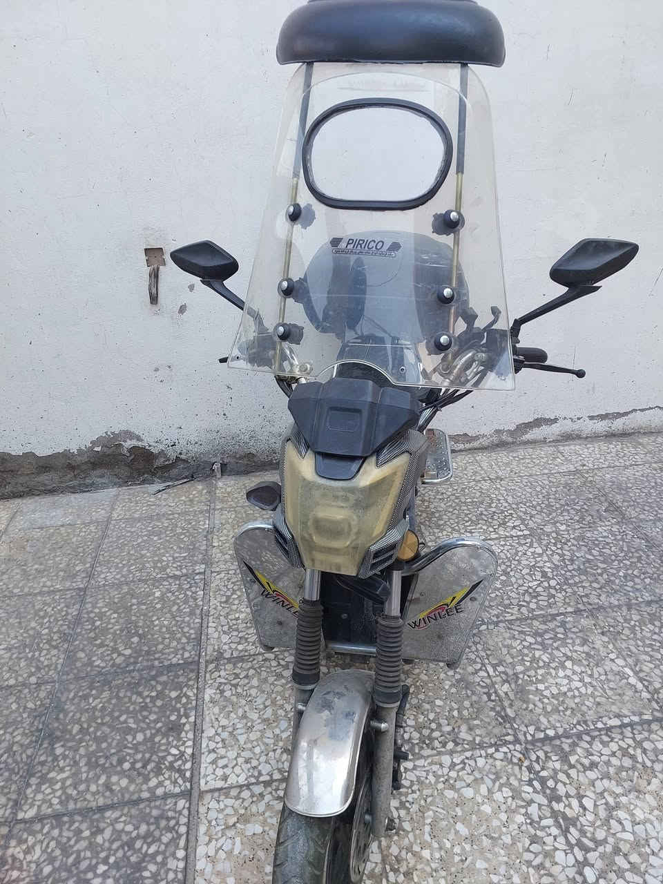 دراجة شحن ٢٠٢١ بطاريات وسط او جيدة + اطاراتها ممتازة مابيها اي مشكلةاضافتا الى ذلك كلها حديد مع درع حديد وسقفية وجامة بلاستك  ممتازة تمنعك من المطر وصندوق خلفي كبير مشكلة الصندوق القفل فقط سعرها للي يحب هيج مواصفات 700000 دينار للي يريد يشتريها على الرقم ***********
