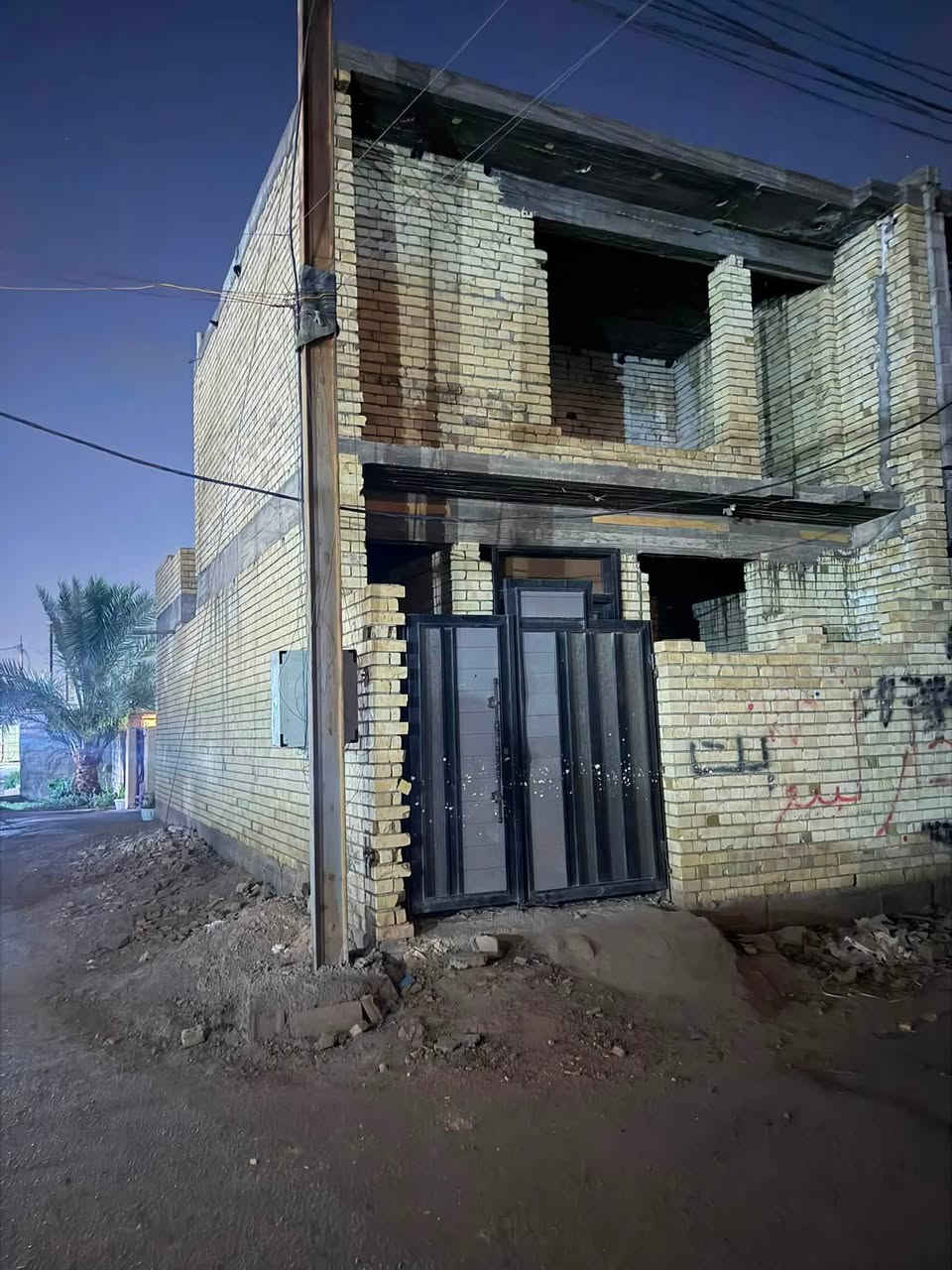 السلام عليكم بيت هيكل ركن للبيع مساحه 90 متر واجه 7 متر ونزال 13 مدخلين طابق الاول غرفه نوم جوه + استقبال ومطبخ وصحيات وطابق ثاني غرفتيني نوم وصحيات مكان البيت الدوره البوعيثه الهواشه الفرع مقابل صيدلية بسمة الحياة شارع تبليط ماء كهرباء كامل خدمات   السعر  48 وبي مجال الاستفسار ***********
