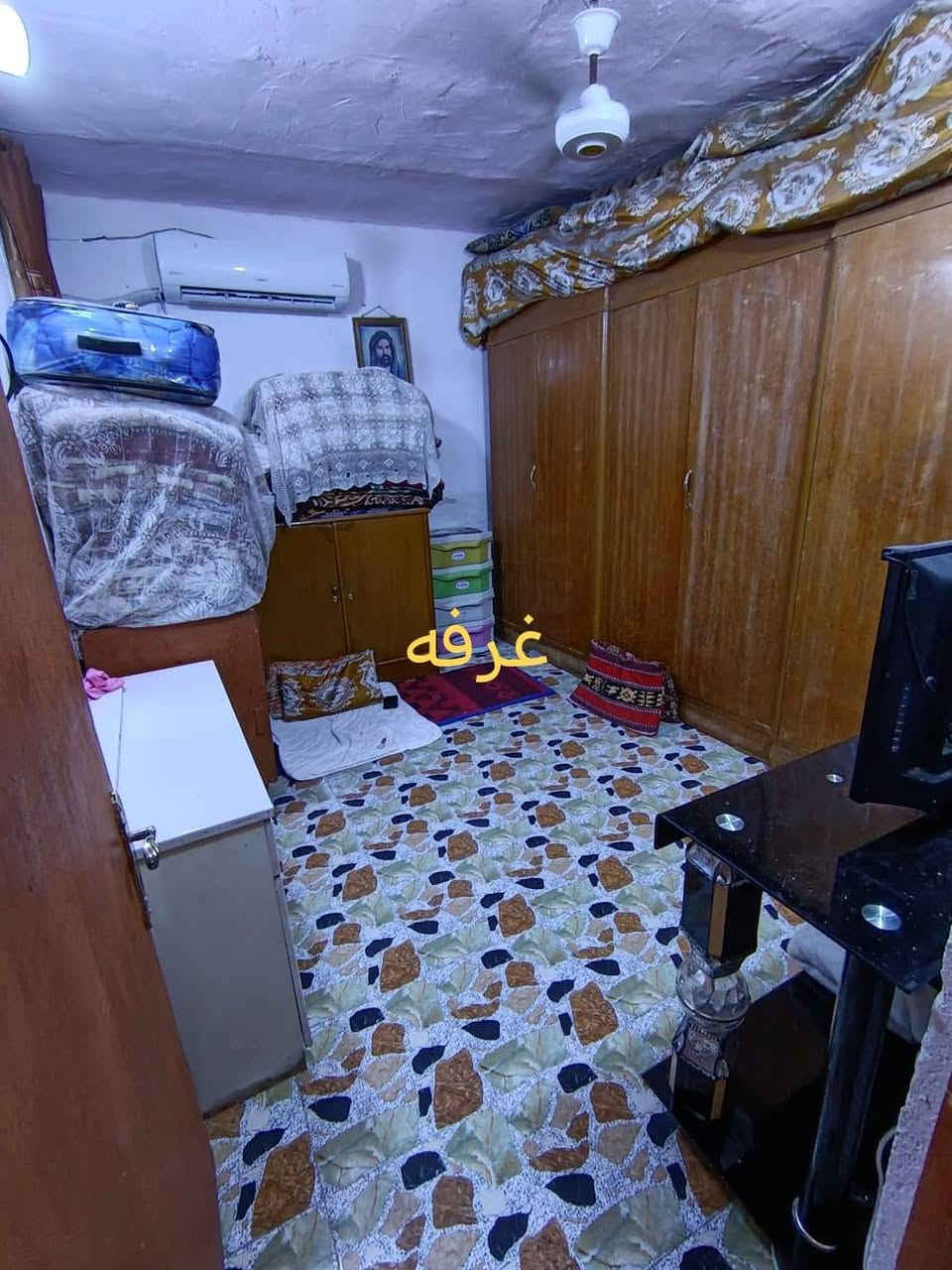 للبيع بيت نجف حي المهندسين المساحه 100م الواجهه 10 والنزال 10مقسوم مشتملين بناء شيلمان بس بيت ثاني ما صوره كاعده بيه عائله سعره 115....***********

نص مكتوب في الصور:
- استقبال
- صاله
- غرفه
- مطبخ