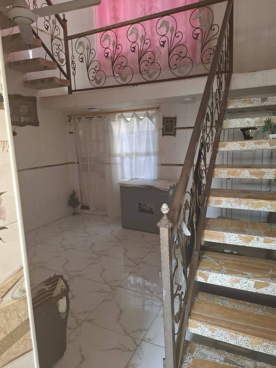 دار للبيع لمساحه 230يتكون من 3غرف وستقبال وصاله ومطبخ  صحيات خارجيه وداخليه لبناء حديث شغل درجه اوله امانة الله لموقع طريق لمعاره بضبط بصف لمضمد ابو زهراء لاتصال ***********
