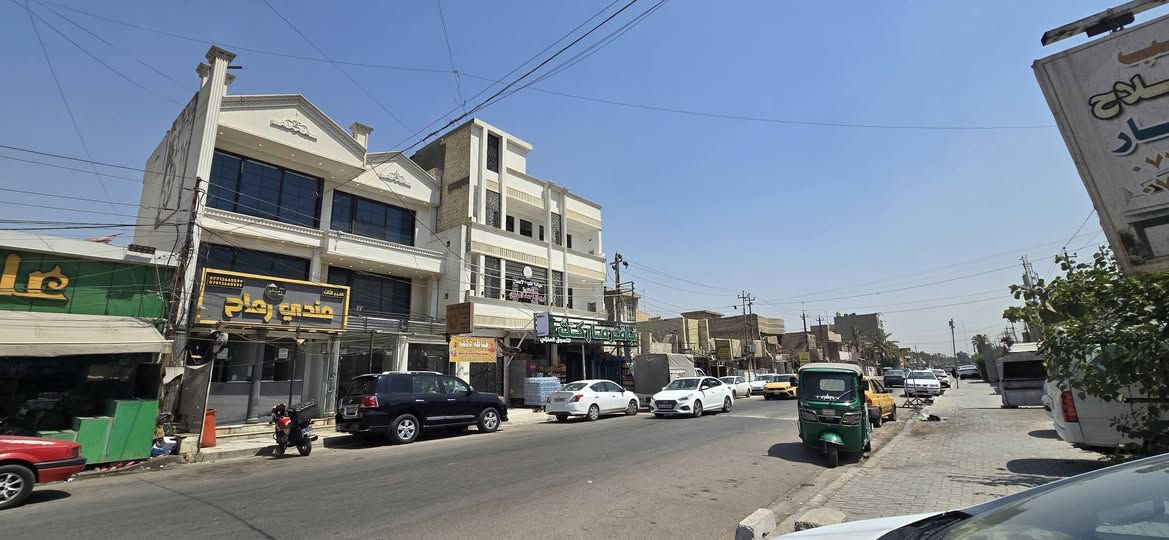 مشتمل للبيع 🏠
المساحة 90 م 
( واجهة 6 م  - نزال 15 م )

يصلح تجاري او سكني
 (شارع تجاري ) حوض الشارع 12 م 
تشجير امام المنزل  (9 م)

الدار طابقين يحتوي على( 4 غرف ) 
( 2 ارضي / 2 اول ) مع الخَدمات 

📍الموقع 
حي الرسالة - شارع الرافدين العام ( مقابل علوة السيد ) 

للاستفسار الاتصال على الرقم (صاحب الدار )
‏***********
