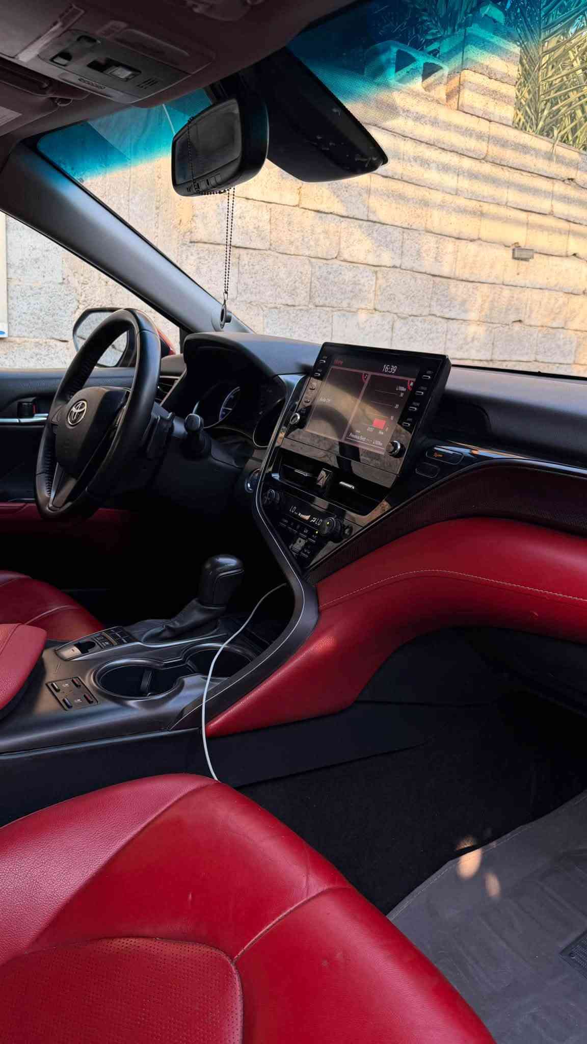 السلام عليكم  
Camery XSE 2021 hybrid 
كامري XSE هايبرد ٢٠٢١ 

-فوول مواصفات رادار ونقاط عمياء وتثبيت مسار عدى الفتحه 

-مبدل اصلي دعامية اماميه وثلاث بيبان نفس اللون بدون صبغ 

-مصبوغ فقط الدعامية الخلفية 

-ممشى تقريبا ٦٨ الف كيلو وقابل للزيادة 

السعر ٢٠ الف دولار. 

التواصل على ***********.
