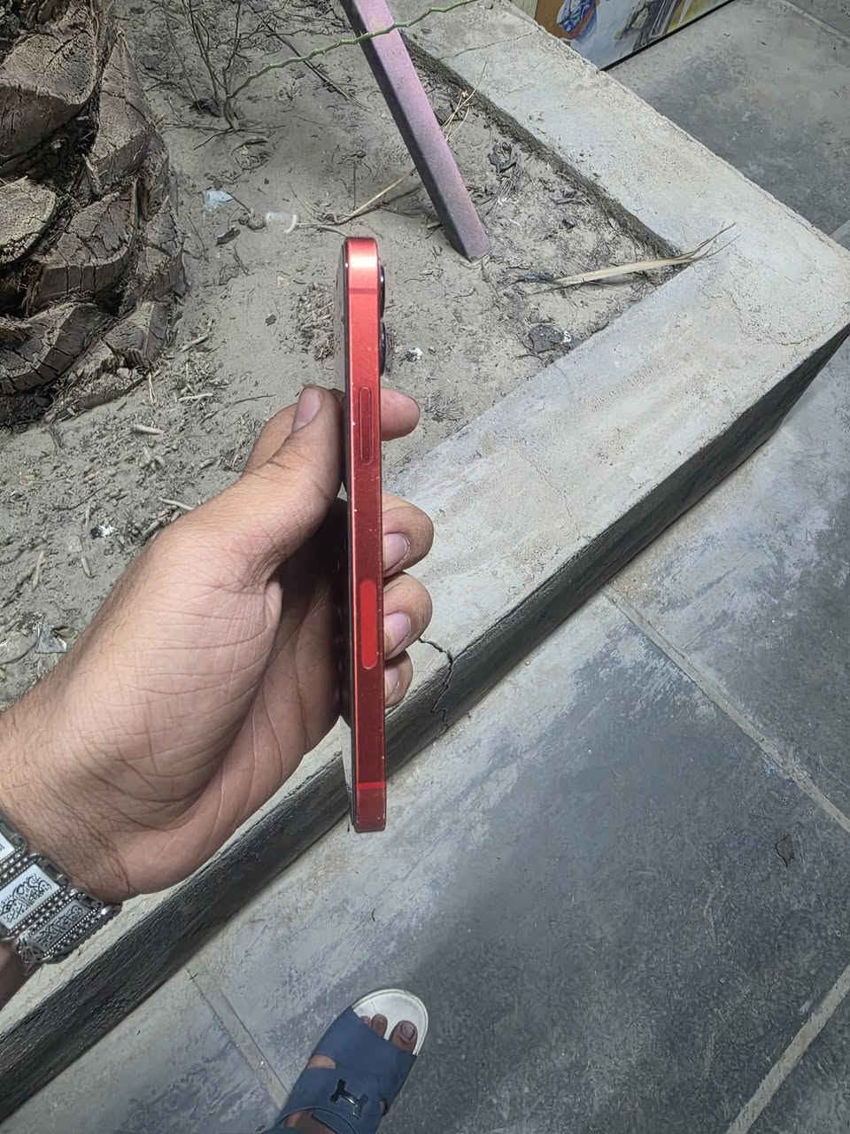 سلام عليكم عندي 12 عادي جهاز ما مفتوح الذكره 265 البطريه 96 مكاني بغداد السعر300 وبي مجال الشراي الرقم ***********
