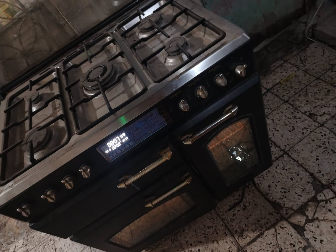 طباخ كهروغاز متروك يحتاج تصليح بس العين وحدة ٣ أفران ٢ كهرباء واحد غاز كلهم شغالات السعر ٣٥٠ وبي مجال بسيط العنوان :مدينة الصدر الرقم ***********
