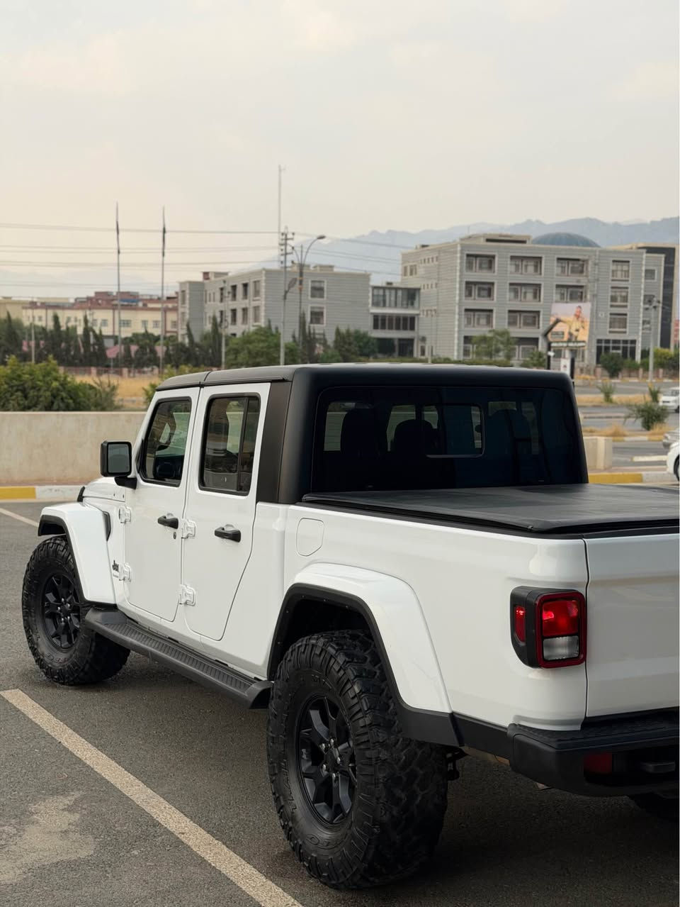 بسم اللّٰه الرحمن الرحيم
بەناوی خودای گەورە 
Jeep gladiator sport 2023 4*4
***********
***********
جێب گلادیتۆر سپۆرت ٢٠٢٣ ٤*٤
سەیارەکە فول فول مواسەفاتە 
دەبل ئەکسل و قفل ئەکسل 
شاشە کامیرا حاسە 
سەقف فایبەر کلاس 
گەڤەری سندوق چەرم پلاکی کارەبا 
مەکینە V6 3.6 
سەیارەکە ٨١ مایل ڕۆشتوە
وەک بۆیاخە سەیارەکە یەک بست لە بۆنیت بۆیاخە 
ئەرباگ بەس سوکان تەقیوە سیستەم کراوەتەوە 
سەیارەکە زۆر زۆر جوانە بی چال و شوخت و قوپ 
سەیارەکە زۆر جوانە گیر مەکینە کارەبای ئەکسل دەبل ئەکسل بەشەرت 
چوار تایەی بیلادی لەگەل دایە 
سەیارەکە رەقەمە بەشەرت وەکالە و بەناو کردن 
ناونیشان ڕانیە حاجیاوا 
ڤایبەر وەتس ئەپ 
***********
*********** السليمانية, العراق
