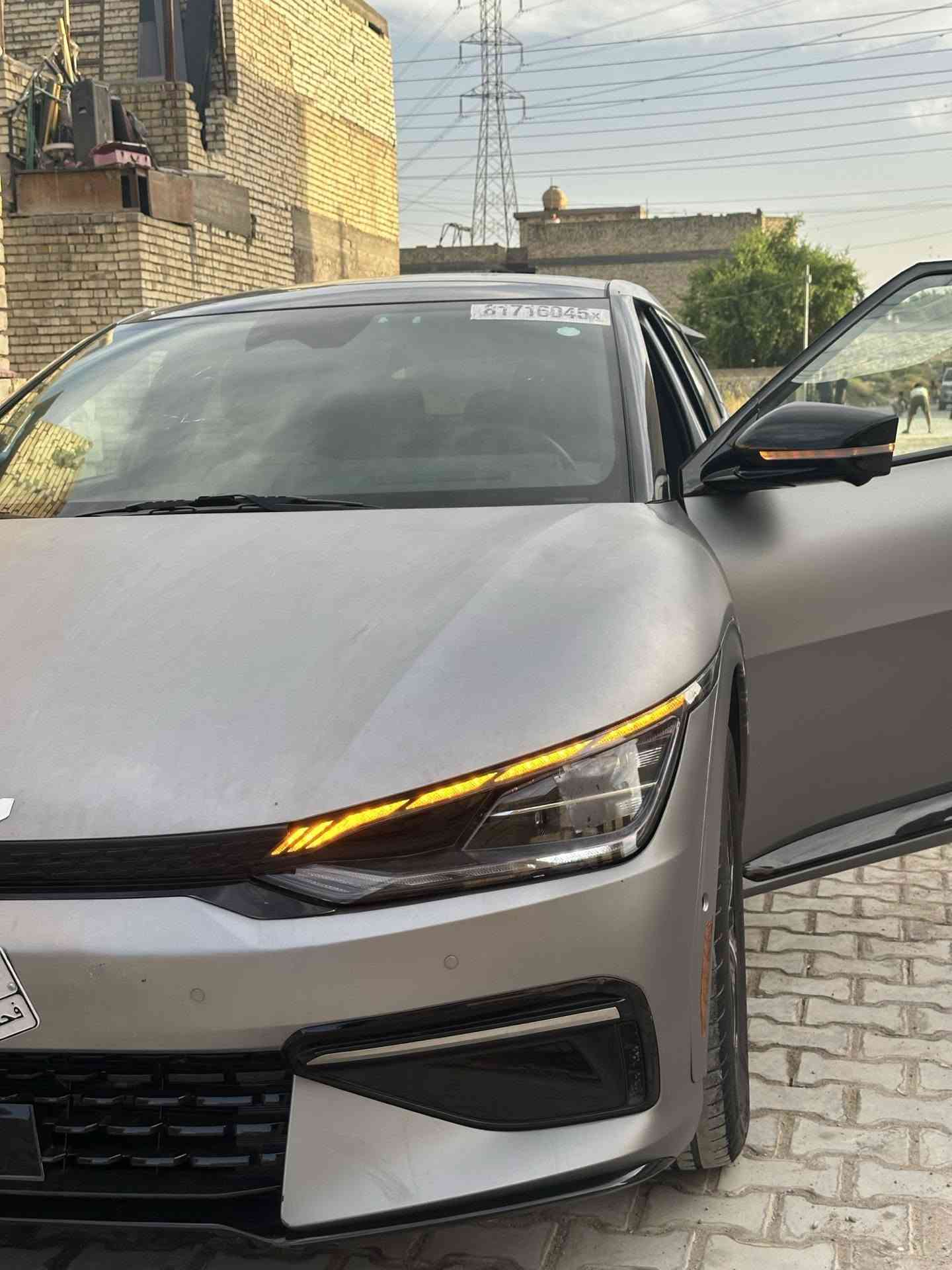 للبيع | Kia EV6 2024 ⚡️🔥
▪️ الموديل: 2024
▪️ كهربائية بالكامل ⚡️
▪️ دبل ماطور AWD
▪️ المدى: يصل إلى 600 كم 🔋
▪️ البطارية: 77.4 kWh
▪️ القوة: 320 حصان
▪️ العزم: 605 نيوتن متر

⭐️ المواصفات:

▪️ فول أوبشن
▪️ كشنات لونين
▪️ كشنات كهربائية
▪️ تدفئة وتبريد الكشنات ❄️🔥
▪️ ذاكرة كشن السائق
▪️ Head-Up Display (داته شو)
▪️ كاميرات 360 درجة
▪️ حساسات أمامية وخلفية
▪️ شاشة وسطية + شاشة عدادات رقمية
▪️ Apple CarPlay / Android Auto
▪️ شحن لاسلكي للموبايل
▪️ نظام صوت Meridian 🔊
▪️ دركسون مدفأ
▪️ مثبت سرعة متكيف
▪️ Blind Spot
▪️ دخول وتشغيل بدون مفتاح
▪️ إضاءة LED
▪️ مرايا كهربائية

📍 السياره بدون لوحات فحص مواقت ترقيمهة ميعبر ال٢٠٠الف 
⚡️ سيارة كهربائية فخمة، دبل ماطور، فول مواصفات
📞 الاستفار ***********
ملاحضه السياره بيهة نواقص قليله تعمير الأردن مكاني الشعب فقط بيع ماراوس 
السعر ١٧٥
