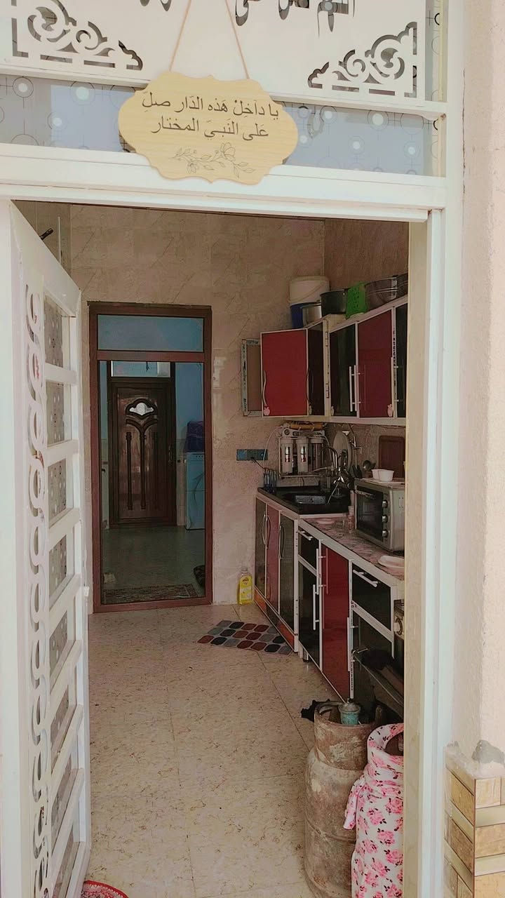100 م للبيع  طابقين بيه غرتين او صالتين مطبخ ستقبال حمام داخلي حمام خارجي مع تواليت بناء طبوك جمهوري صارله سنه من كملته قرب سيطرة البراهيميه طريق كربلاء حله منطقة العامريه عمود 207 سعر 60 او بيه مجال هذا رقمي واتساب *********** /

