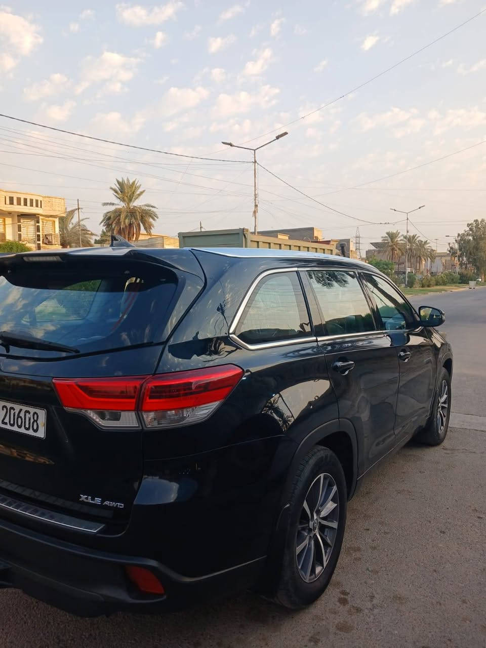 السلام عليكم
تويوتا هايلندر 2018 AWD  XLE  

رقم بغداد باسمي 

ماشية السيارة 82 الف ميل 

فول موصفات 1/1

4 ويل درايف

_ رادار 

_نقط عمياء

_مثبت سرعة 

_محرك 6 سلندر 3500 

_فتحة سقف

_جلد 

_كشنات كهرباء 

_كشنات تدفئة 

_بردات ابواب 

_جنطه كهرباء 

_ويل كروم 

_7 راكب 

_كشافات 

_تحكمات مقود 

_شاشة - كامرة 

_بصمة ترحيب  

_ماشية 82 الف ميل 

حادث امريكيا فقط بنيد 

وباب كلير 

صور الحادث مرفقة

السعر 220  بي مجال  

للاستفسار 
بغداد / الغزالية 
***********

نص مكتوب في الصور:
- 63618949