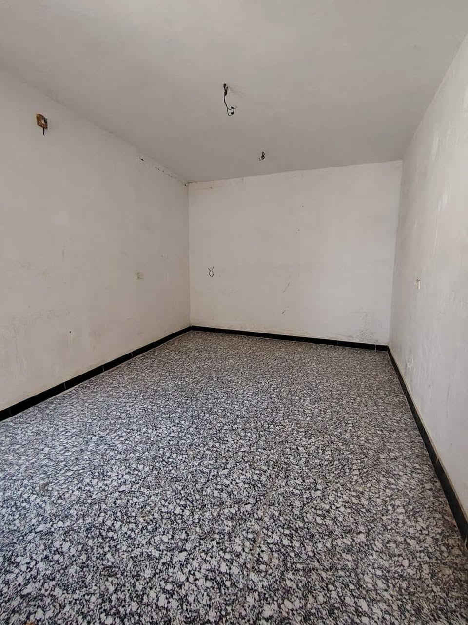 عليكم  بيت ١٠٠ متر ليجار  طابق و نص  ٢ غرف نوم و مطبخ و استقبال و منور و خدمات  البيت كاشي و سراميك كامل مكمل تانكي ماطور كيزر 
 و سطح 🌁 
العنوان بغداد الزعفرانيه شارع الكهرباء شارع سكلت ابو سعد الثانية  لستفسار اكثر اتصل  ***********
