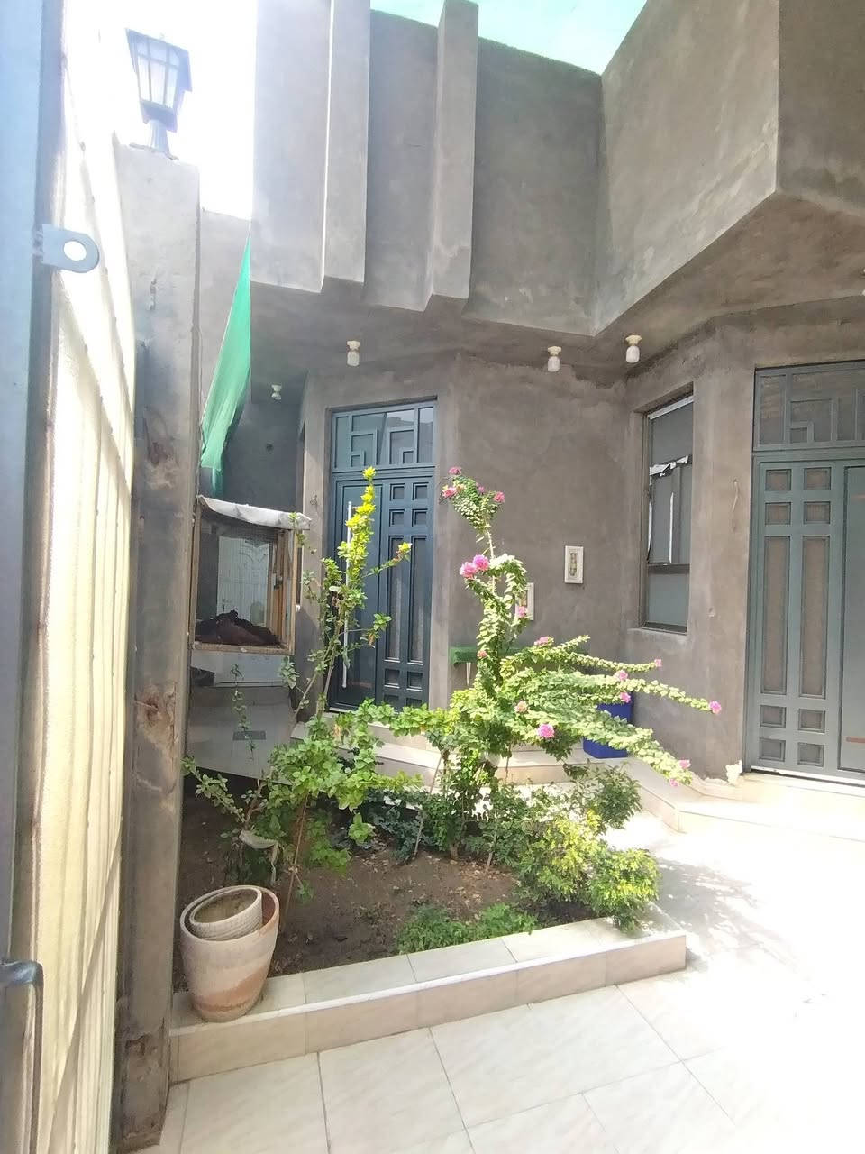 بيت البيع منطقه الصياغ شارع ال حافظ قرب من احسينيه جعفر الصادق 
مساحه ٢٠٠ متر
يتكون من براني مال رجال ستقبال  مال نساء
ومطبخ معه كاونتر   وصاله وغرف عدد ثنين ومجمع حمامات داخلي وحمامات خارجي وبيتونه معه مخزن
ومنور عدد ثنين

سنه البناء ٢٠٢٣ بيت بعده جديد.  سعر خاص 

زراعي اقرار محكمه   للاستفسار تصال على رقم
***********
