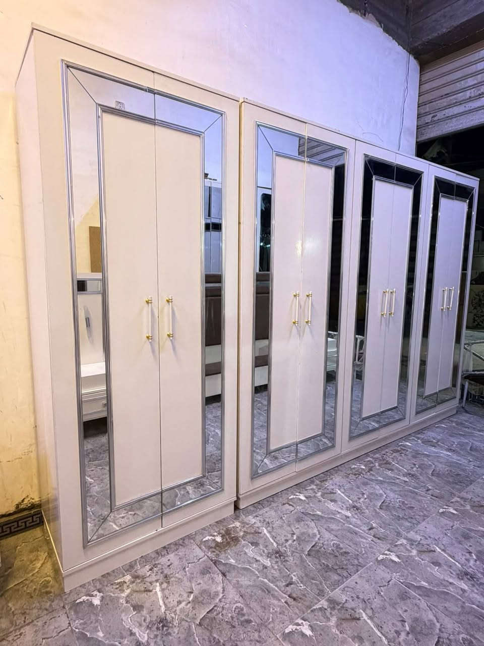 الاستفسار والحجز واتساب ***********
غرفه تركيه متكونه من ١٠قطع نضافه٩٠اخت الجديد 
كوالتي عالي لون مميز مودرن كل هذا بسعر ٨٠٠الف
