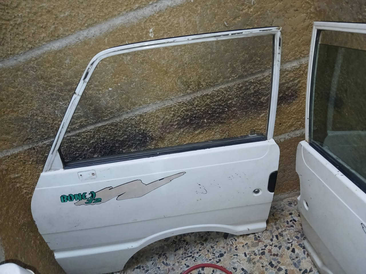 السلام عليكم بيبان كيه بنكو حويه امراتي عدد 2 العنوان بغداد الغزاليه سعر ٨٠٠ بيه مجال قليل رقم الهاتف *********** ***********
